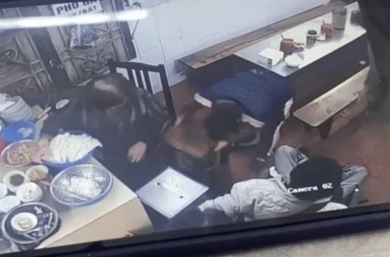 Xu phat 5 trieu dong TikToker 'to bi duoi khoi quan pho' hinh anh