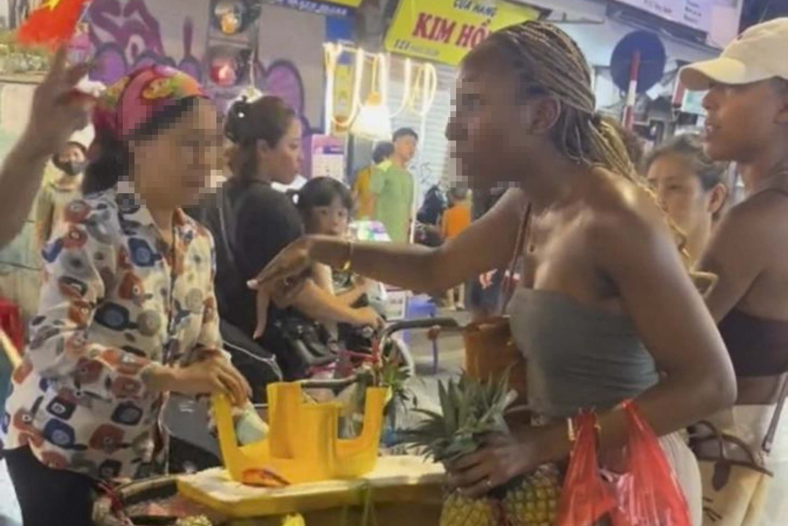 Vu khach ngoai mua 3 qua dua gia 500.000 dong o Ha Noi la sai su that hinh anh