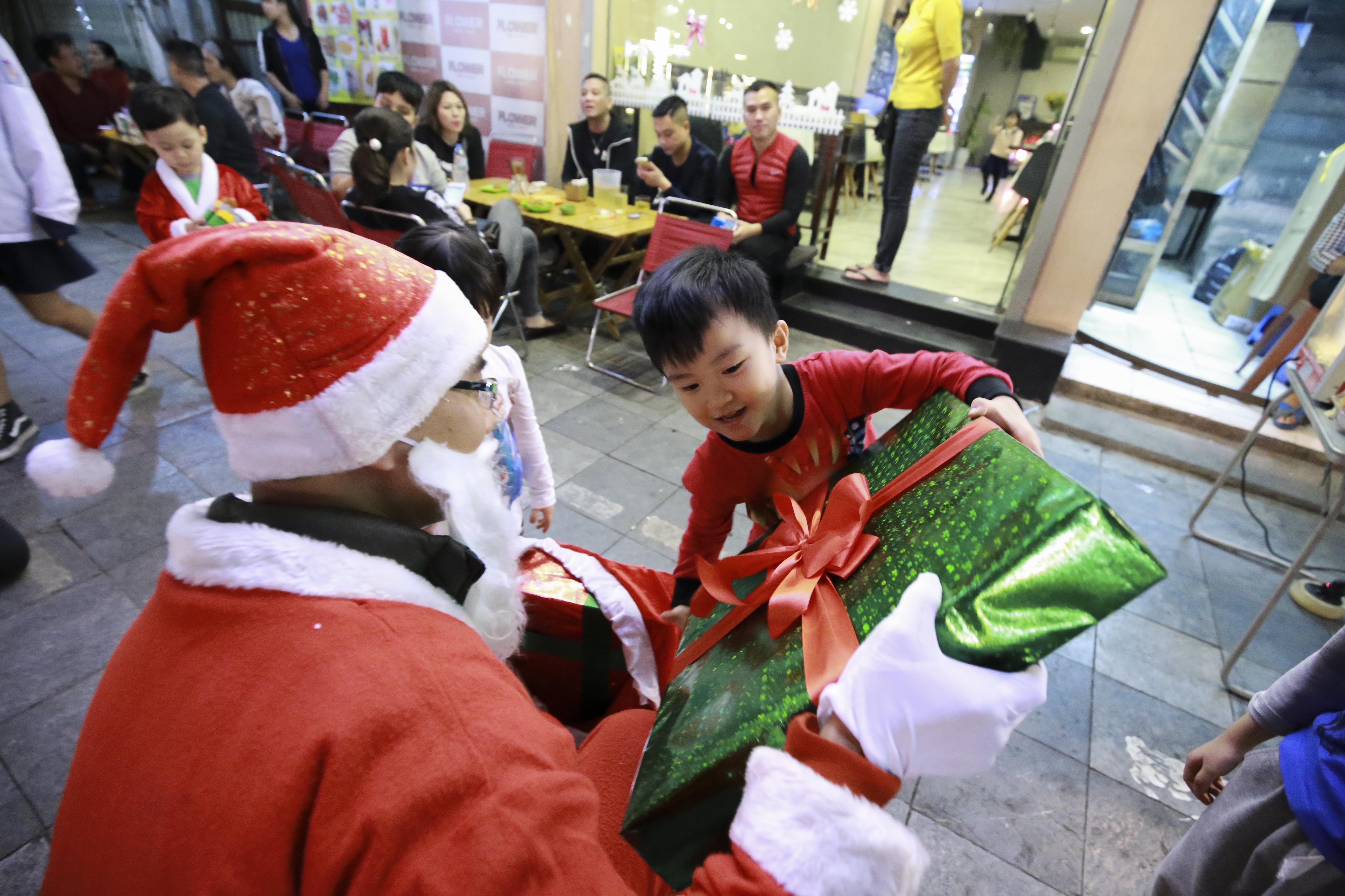 dich vu lam ong gia Noel anh 15