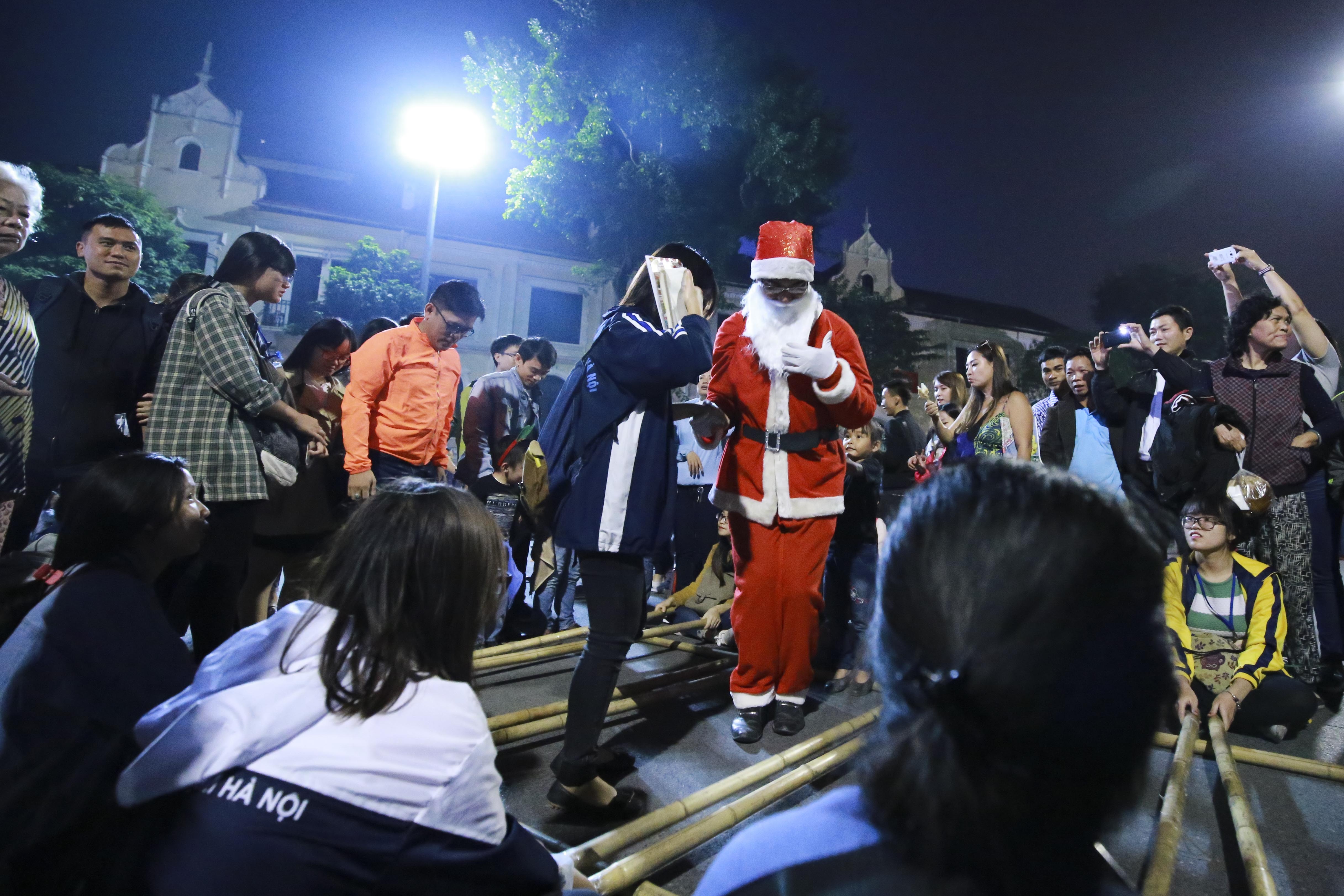 dich vu lam ong gia Noel anh 16