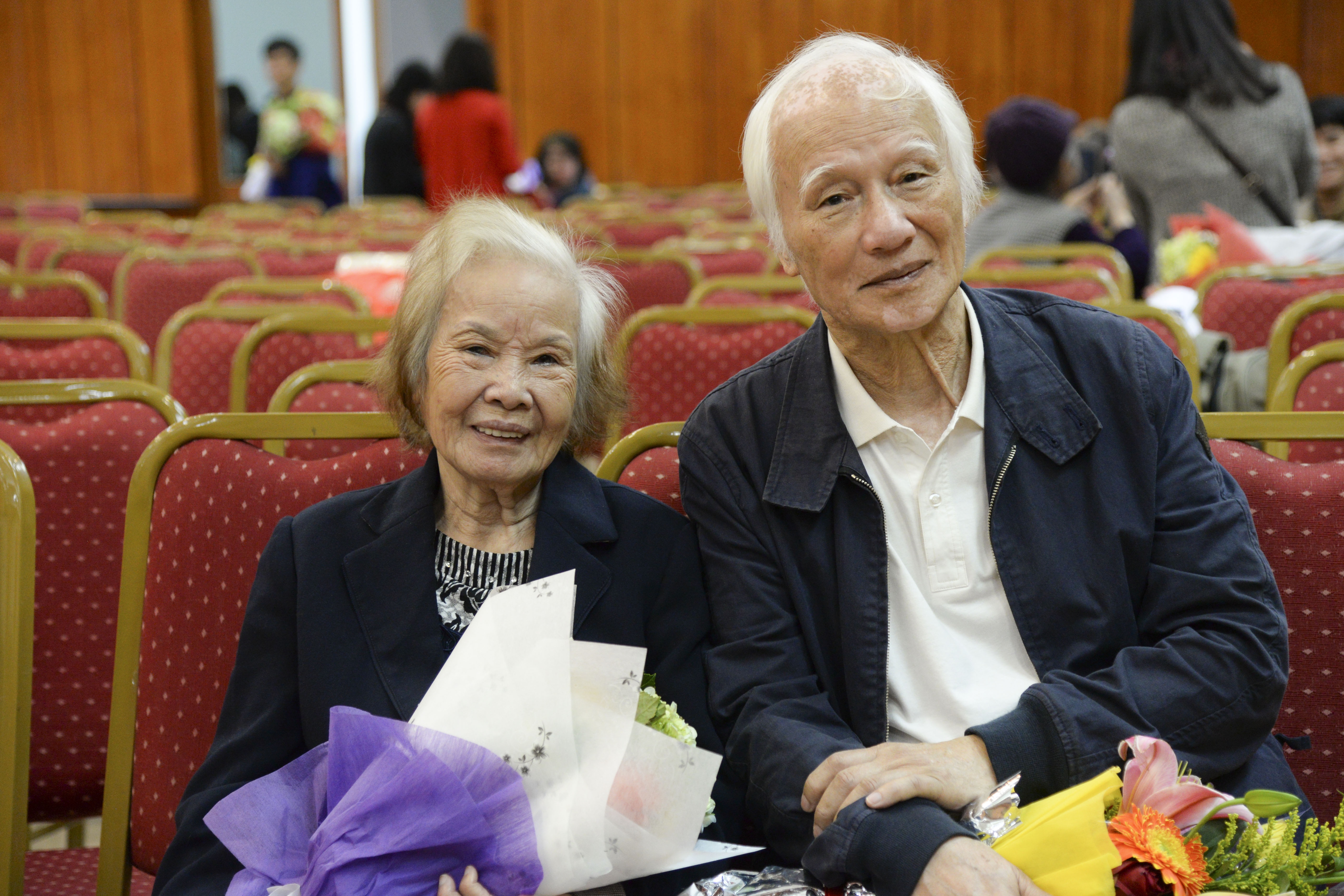 Nha van doi nua the ky de nhan giai thuong Sach Viet Nam hinh anh