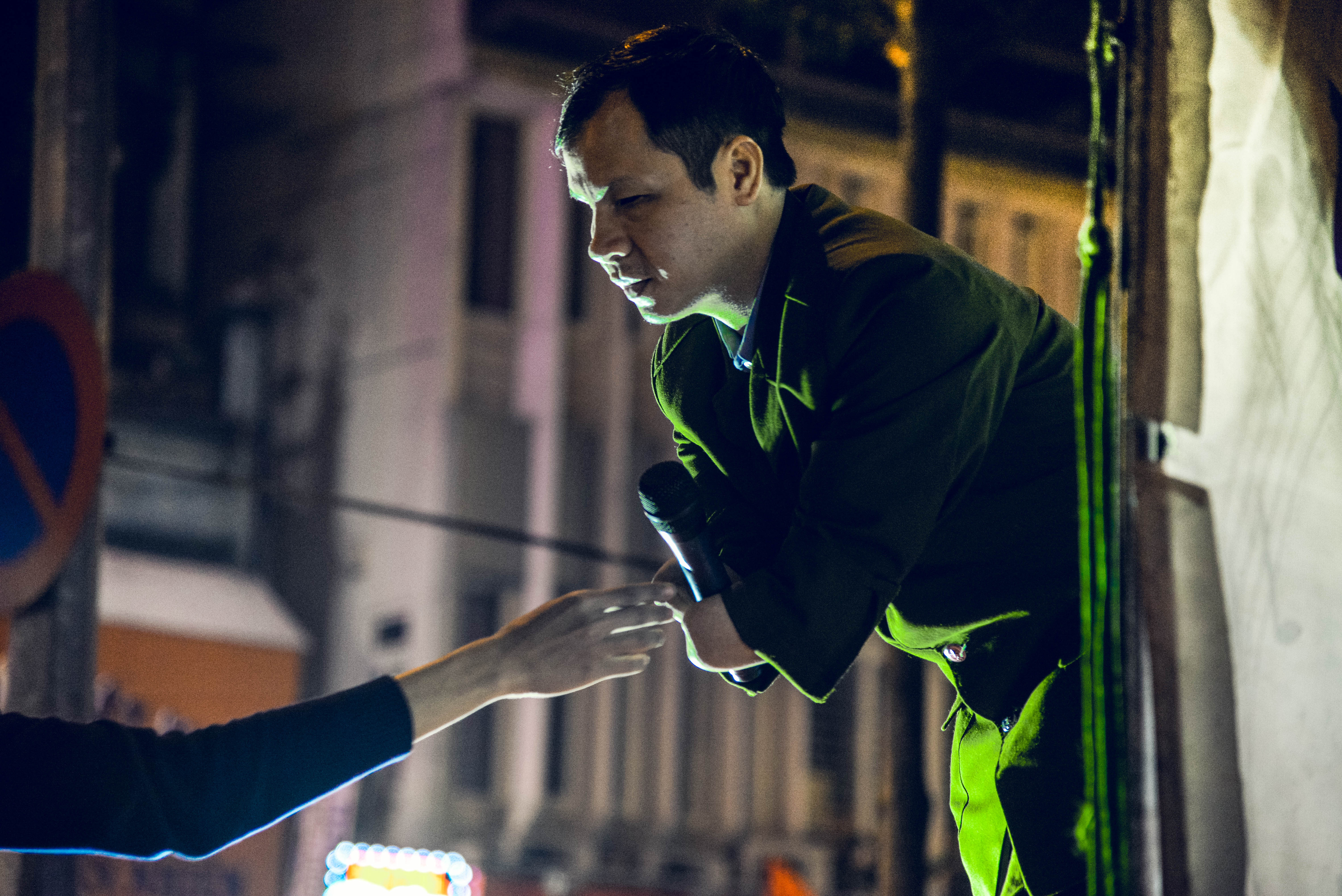 Nhung 'ca si' kem may man muu sinh o goc pho hang dem hinh anh