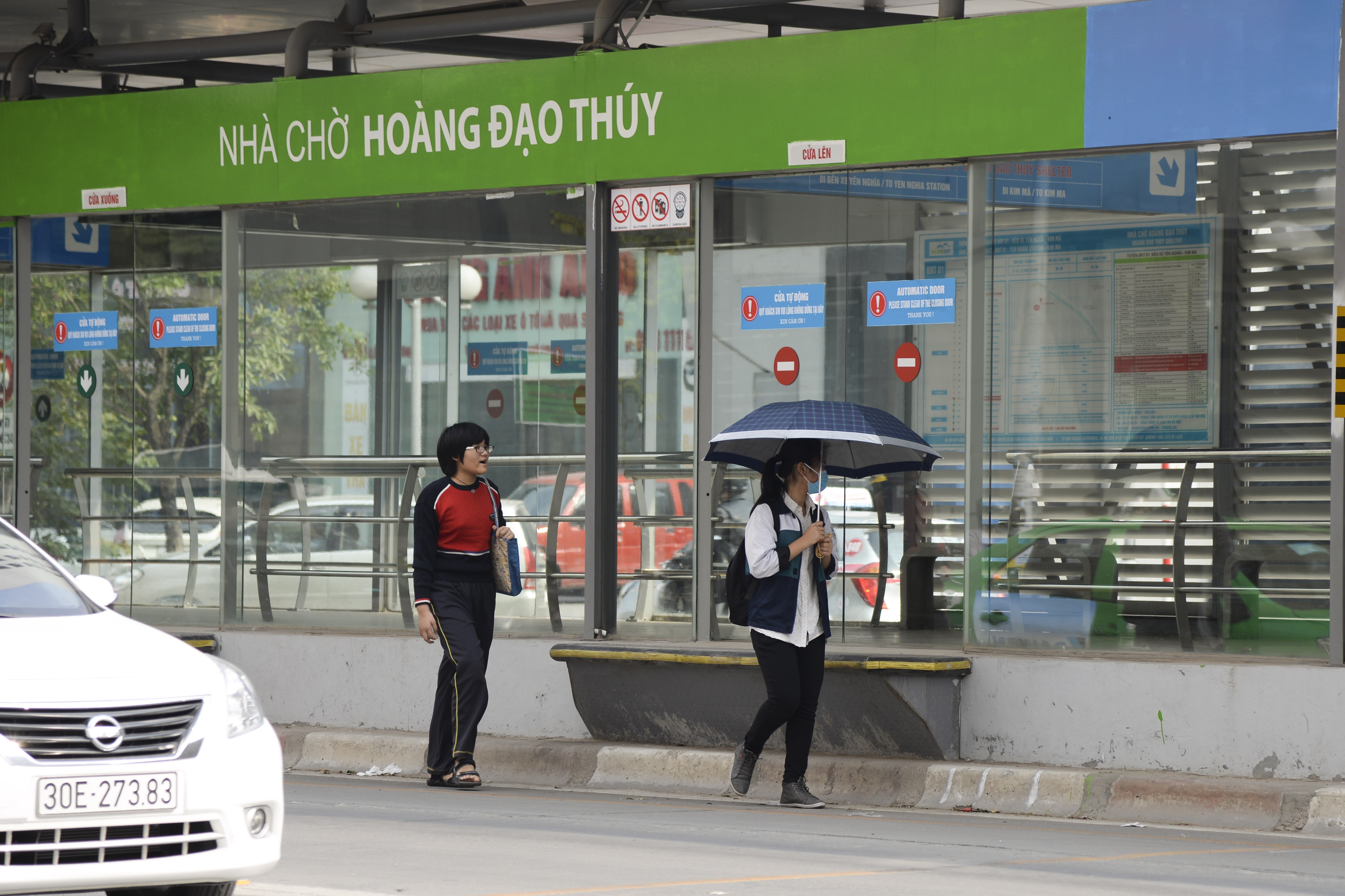 hành khách lúng túng tìm lối ra vào BRT ảnh 11 hanh khach lung tung tim loi ra vao BRT anh 11