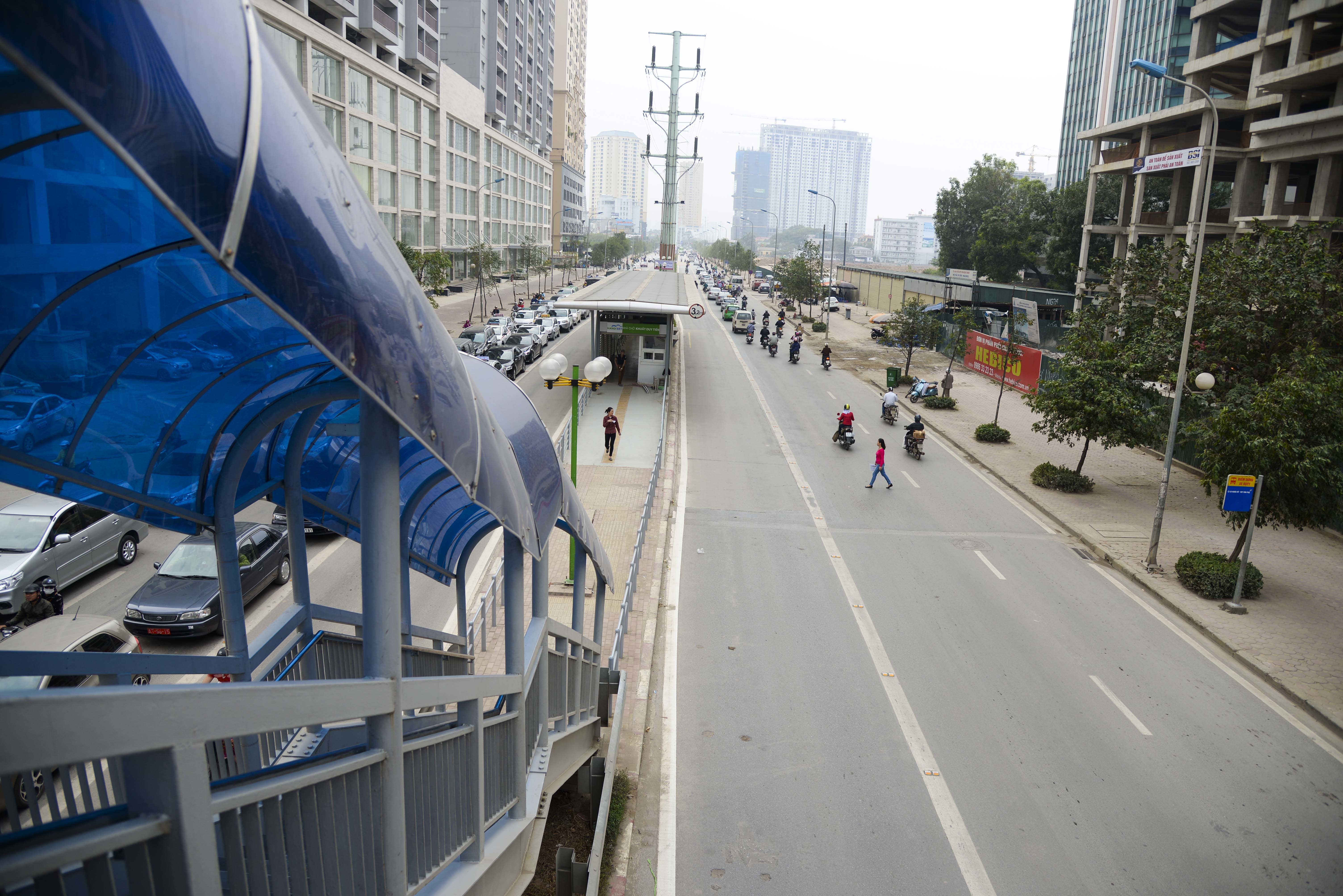 hành khách lúng túng tìm lối ra vào BRT ảnh 1 hanh khach lung tung tim loi ra vao BRT anh 1