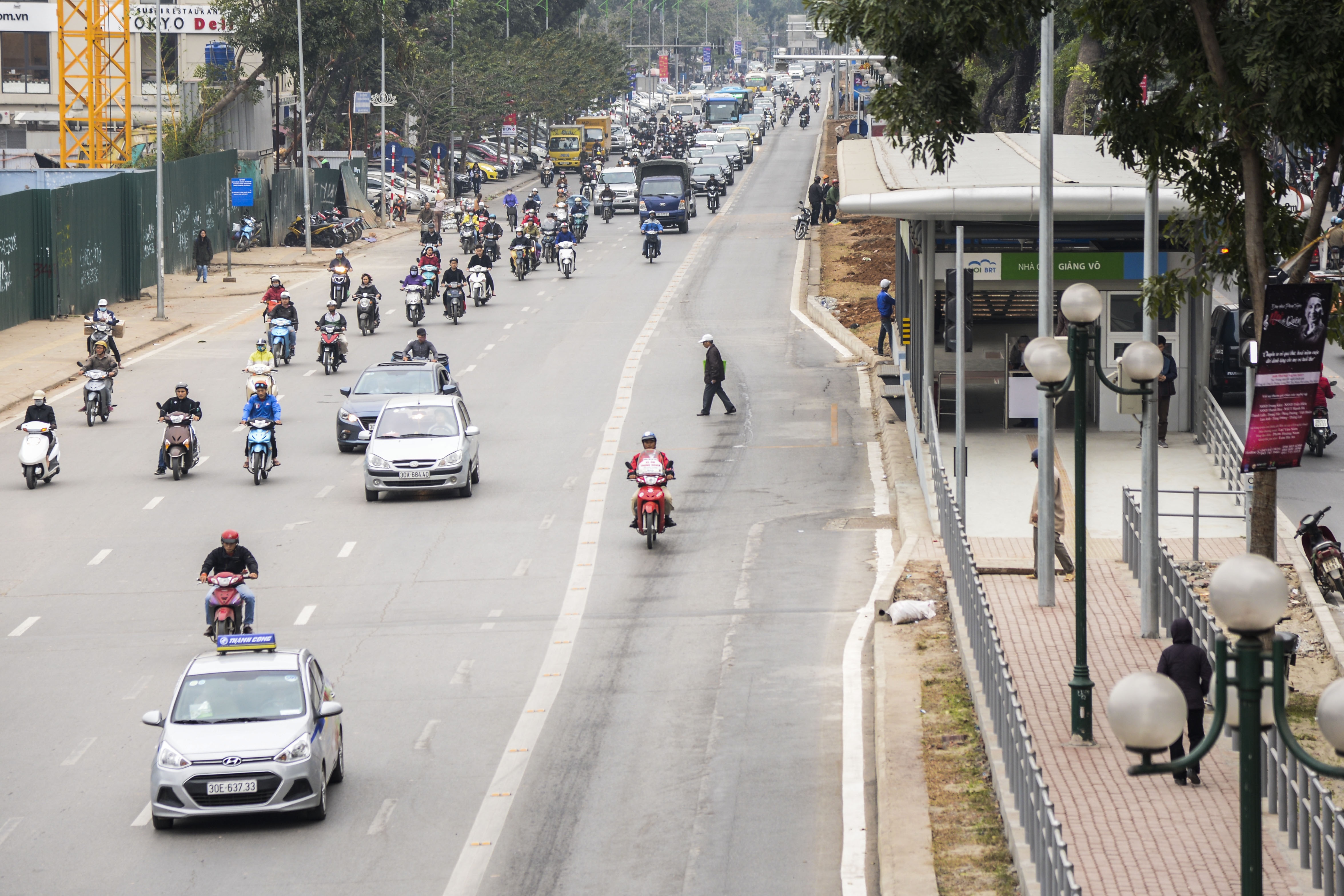 hành khách lúng túng tìm lối ra vào BRT ảnh 12 hanh khach lung tung tim loi ra vao BRT anh 12
