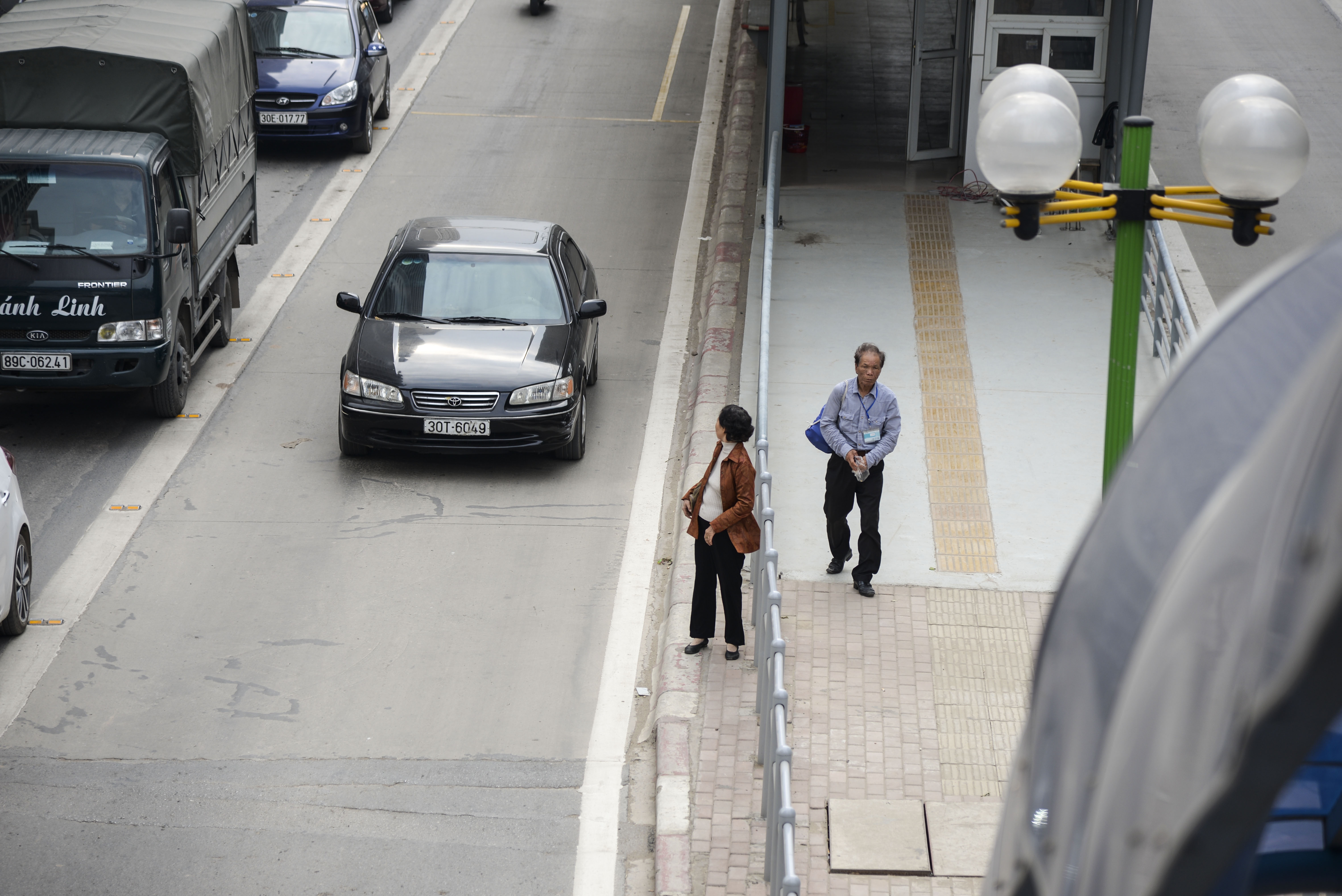 hành khách lúng túng tìm lối ra vào BRT ảnh 14 hanh khach lung tung tim loi ra vao BRT anh 14
