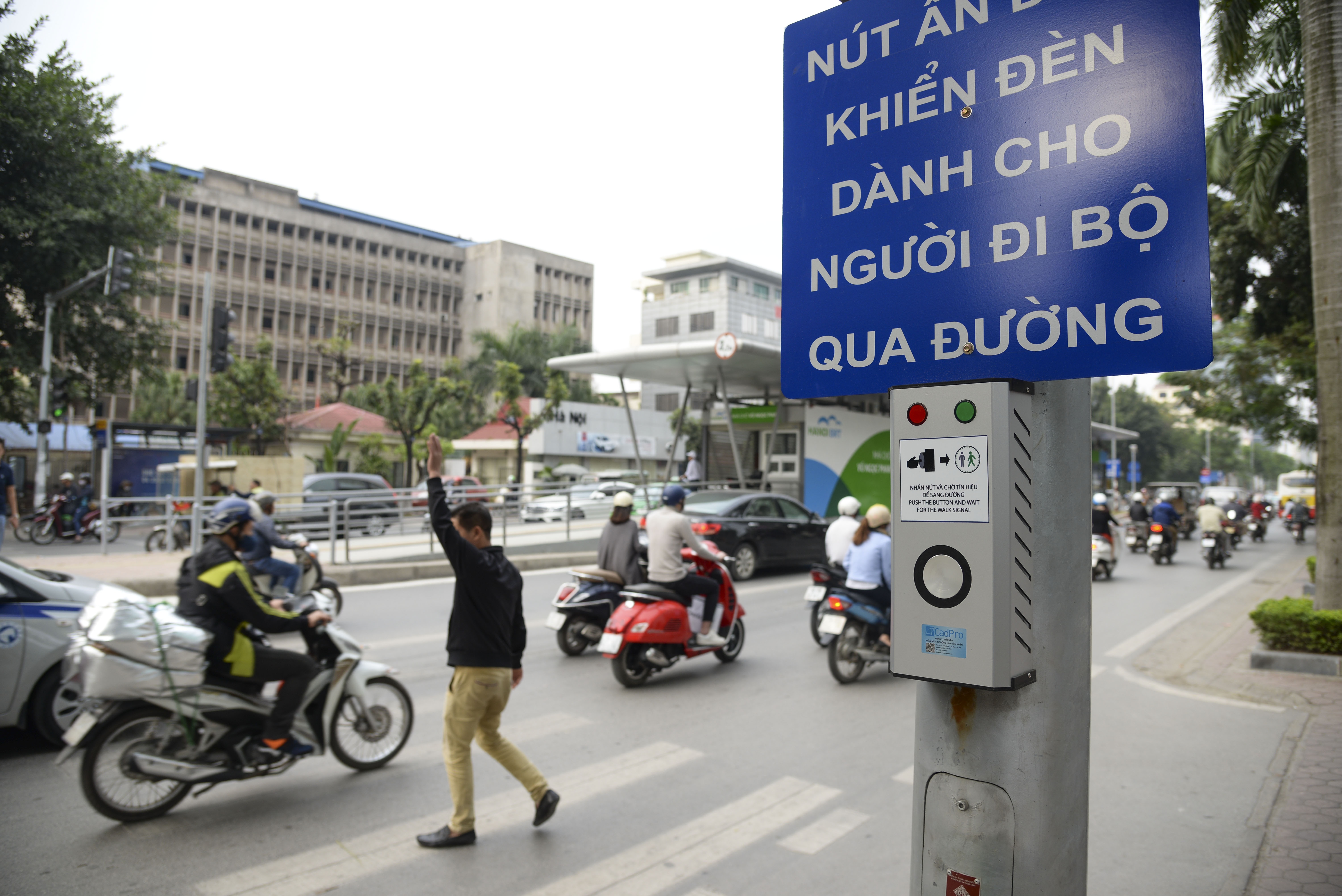 hành khách lúng túng tìm lối ra vào BRT ảnh 16 hanh khach lung tung tim loi ra vao BRT anh 16