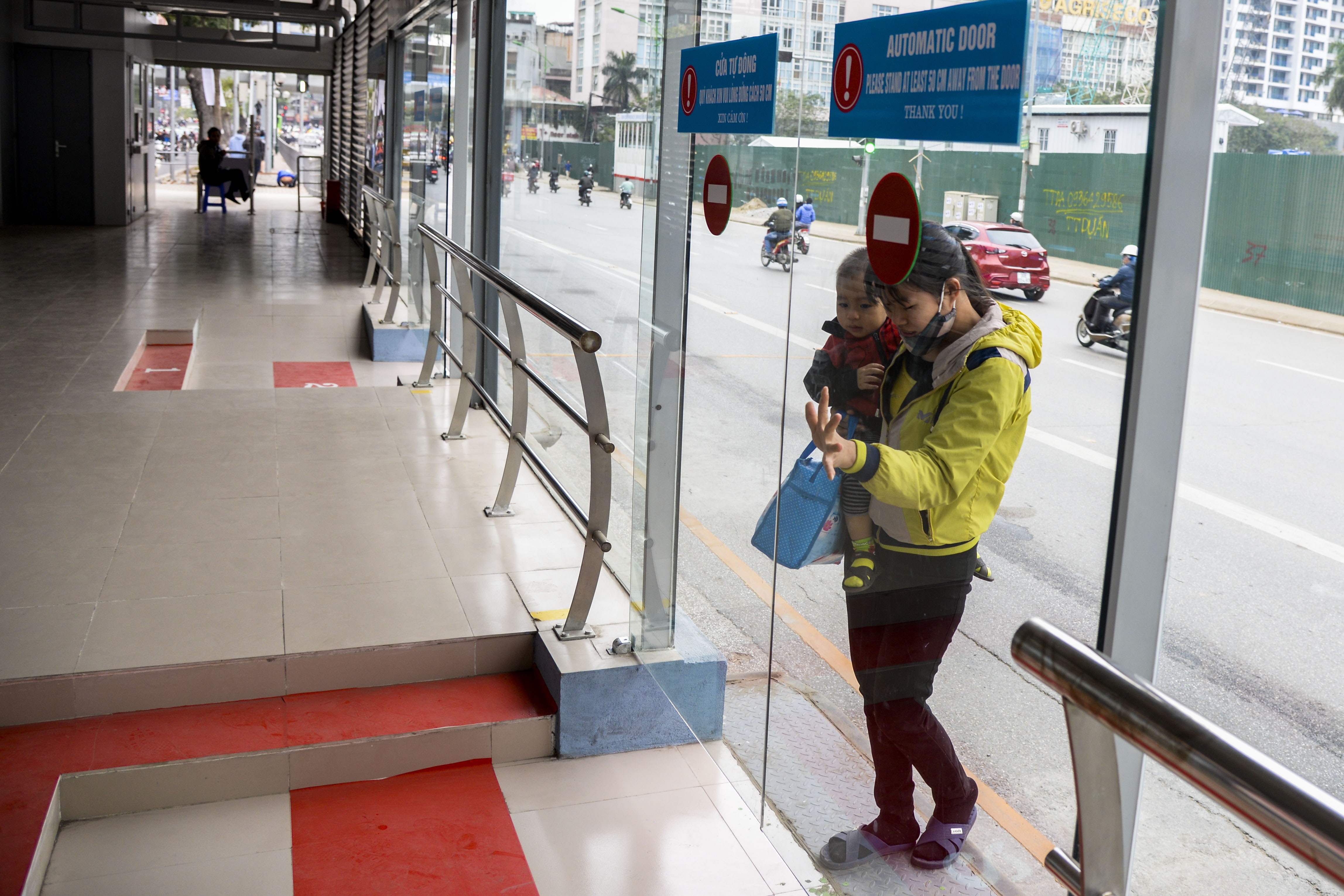 hành khách lúng túng tìm lối ra vào BRT ảnh 2 hanh khach lung tung tim loi ra vao BRT anh 2