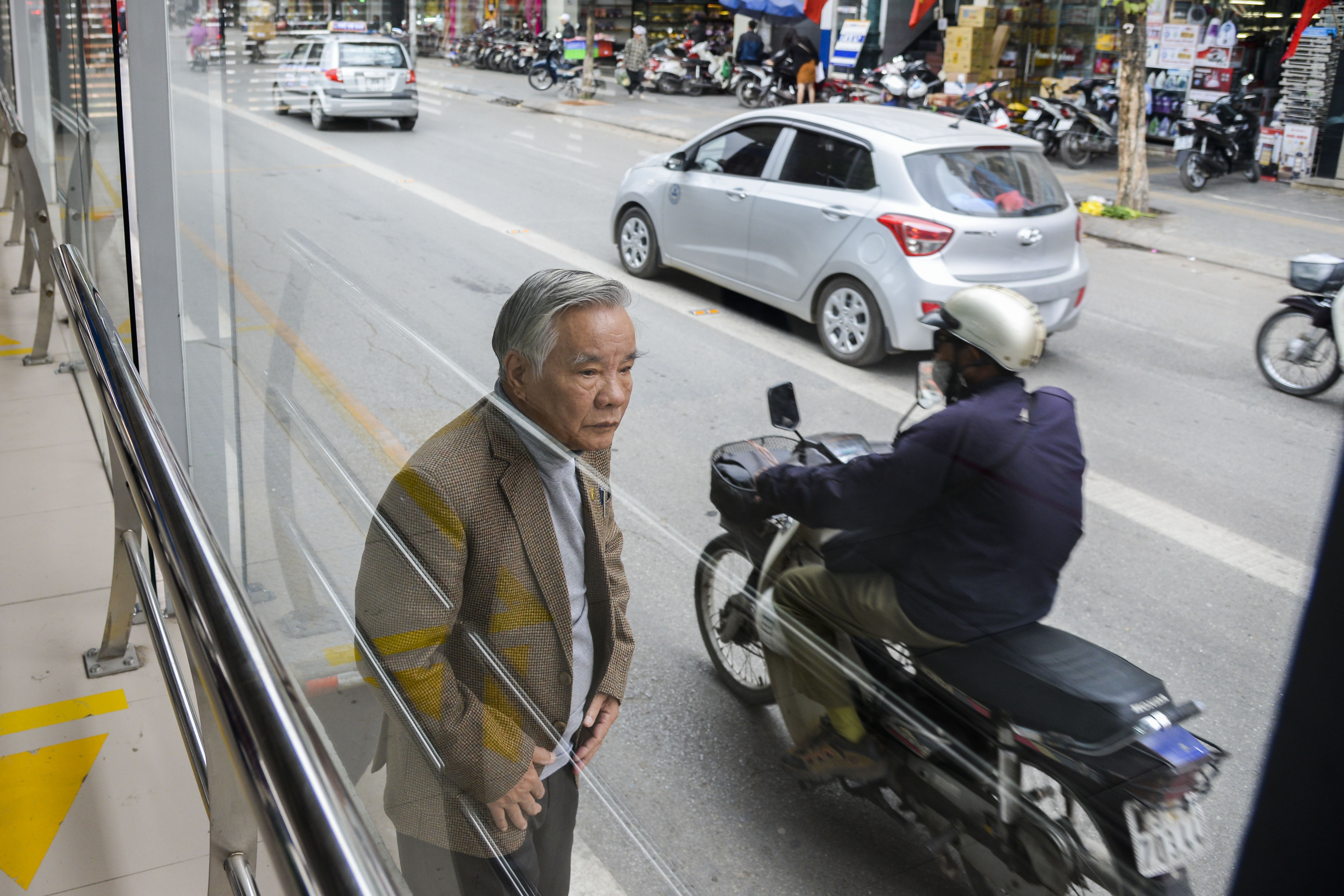 hành khách lúng túng tìm lối ra vào BRT ảnh 5 hanh khach lung tung tim loi ra vao BRT anh 5