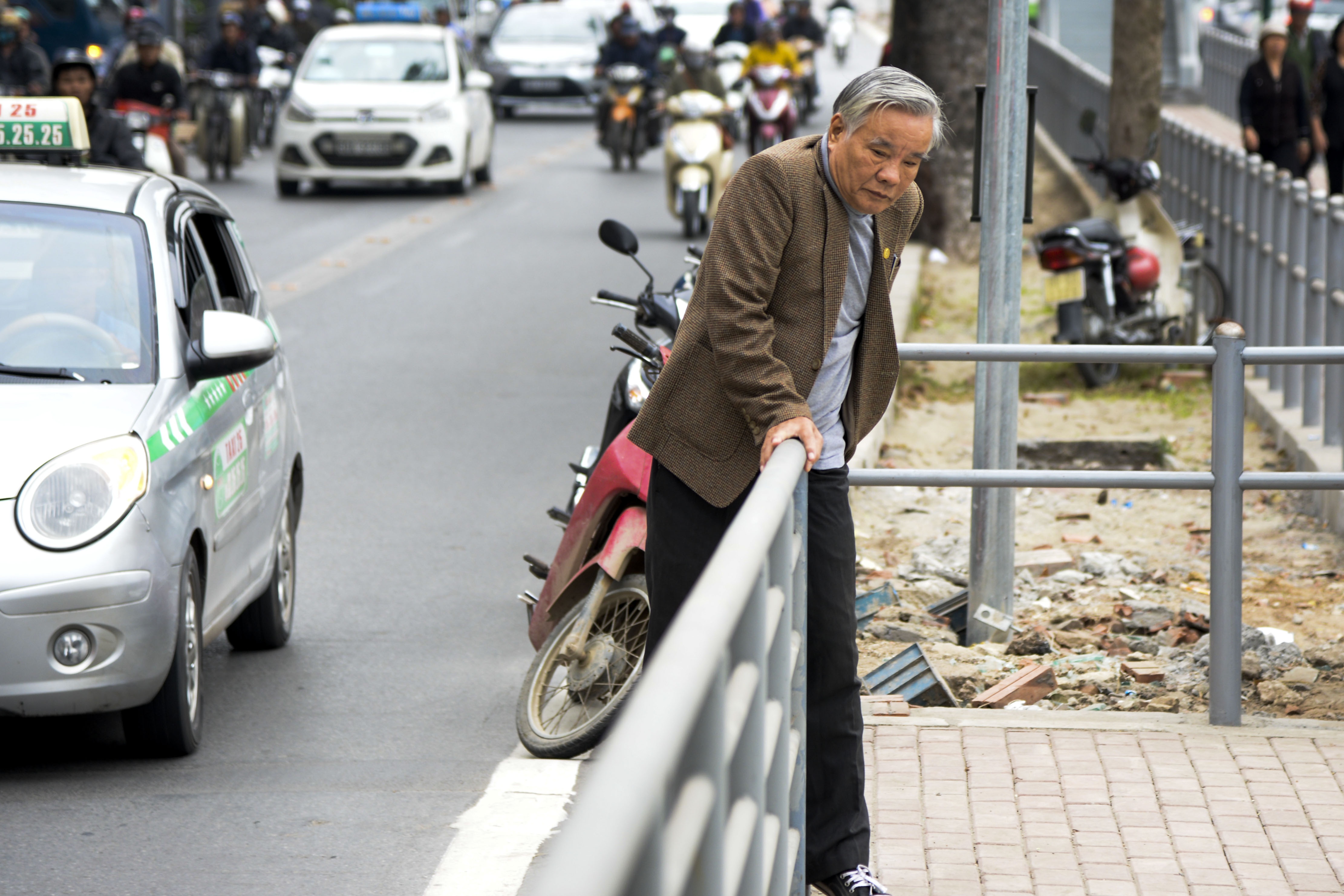 hành khách lúng túng tìm lối ra vào BRT ảnh 4 hanh khach lung tung tim loi ra vao BRT anh 4