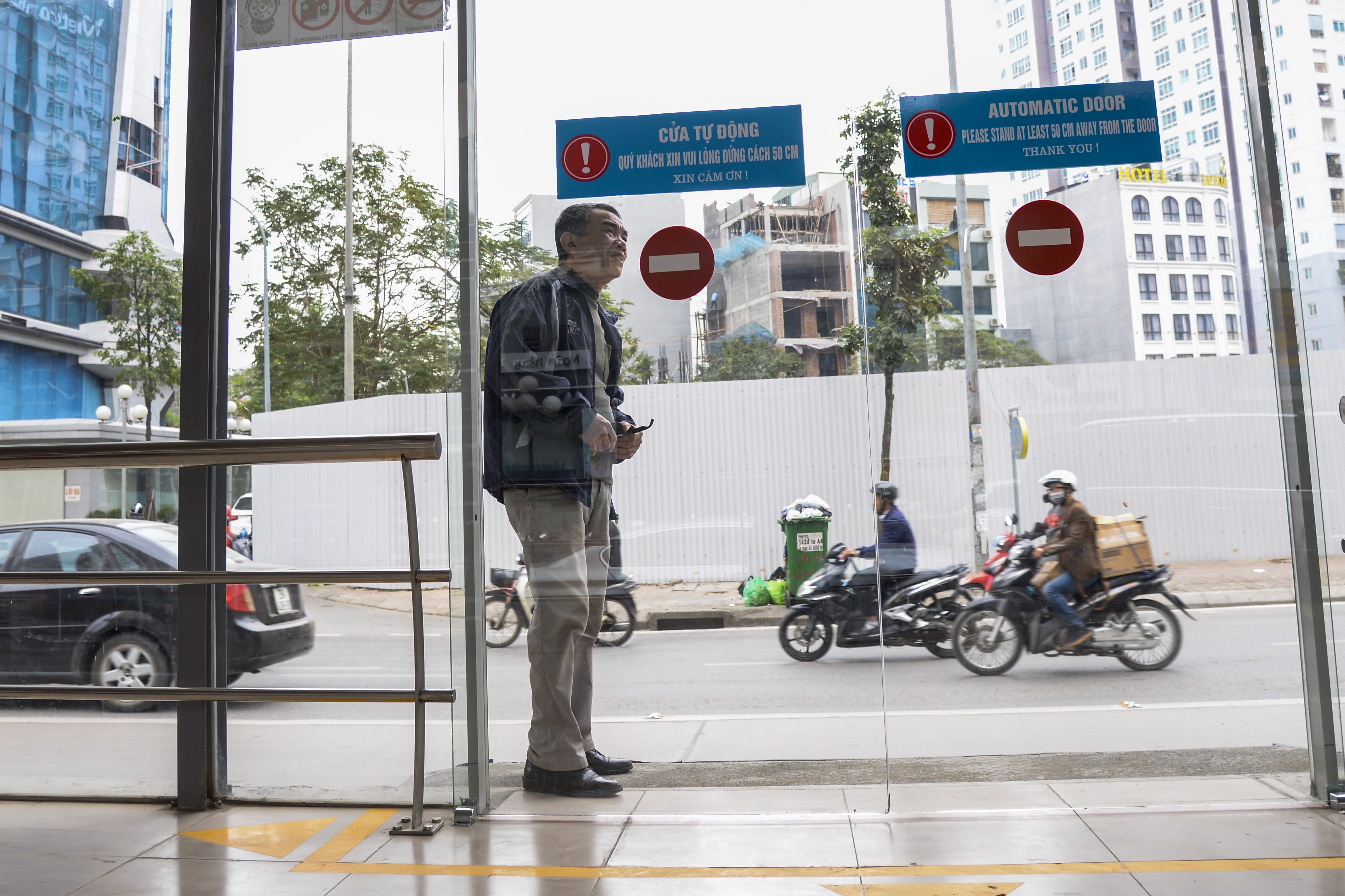 hành khách lúng túng tìm lối ra vào BRT ảnh 6 hanh khach lung tung tim loi ra vao BRT anh 6