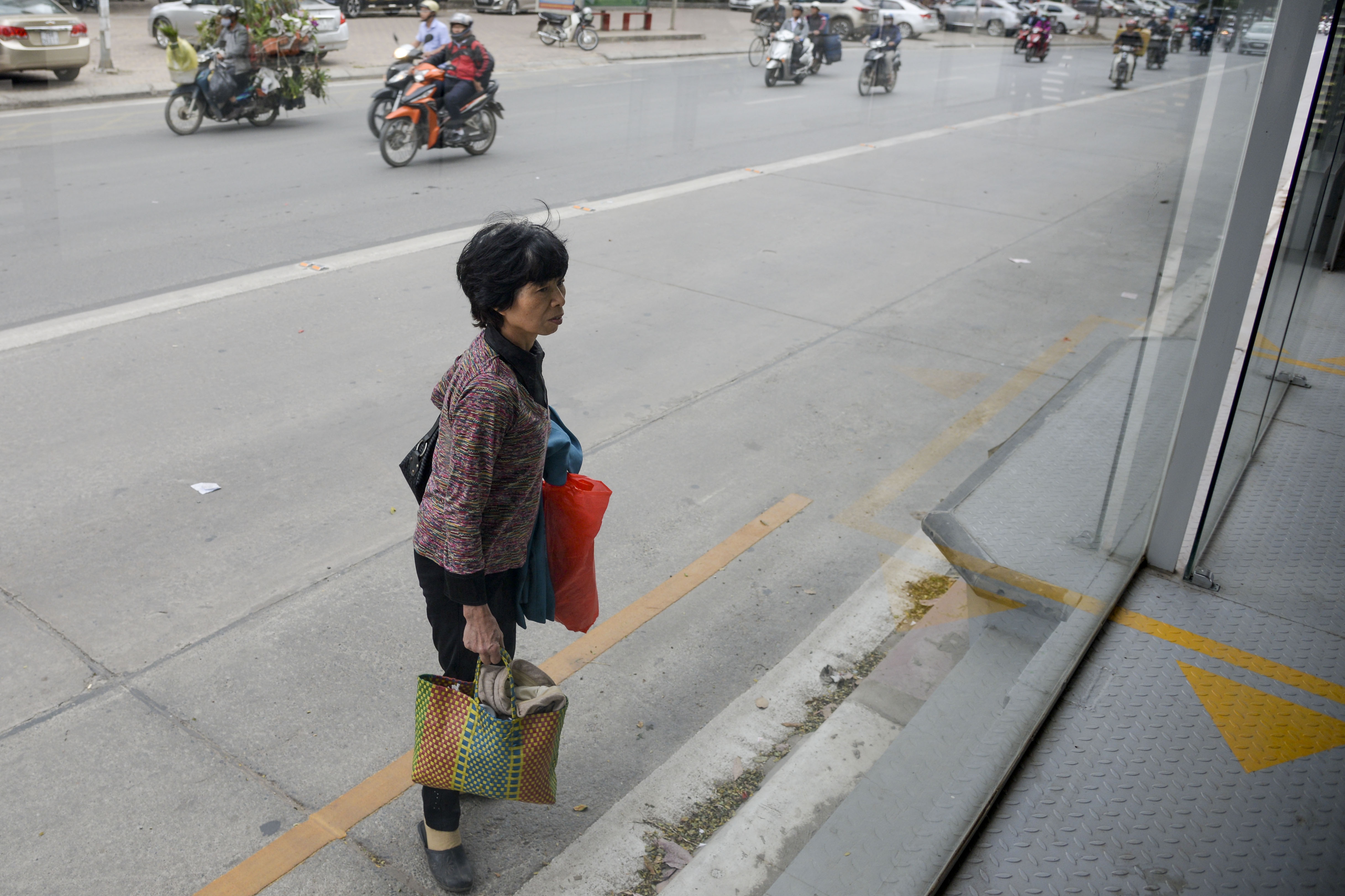 hành khách lúng túng tìm lối ra vào BRT ảnh 7 hanh khach lung tung tim loi ra vao BRT anh 7