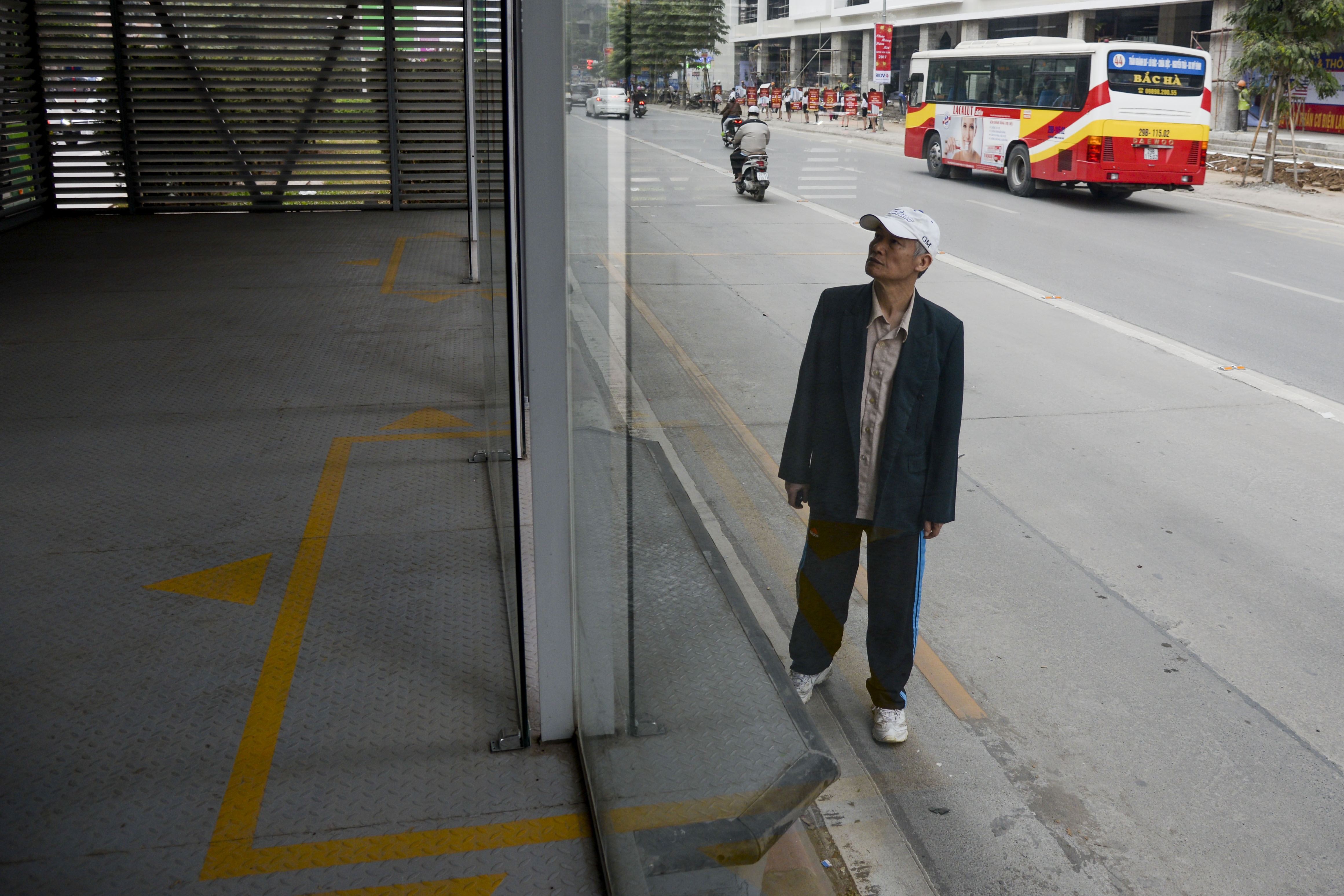 hành khách lúng túng tìm lối ra vào BRT ảnh 8 hanh khach lung tung tim loi ra vao BRT anh 8