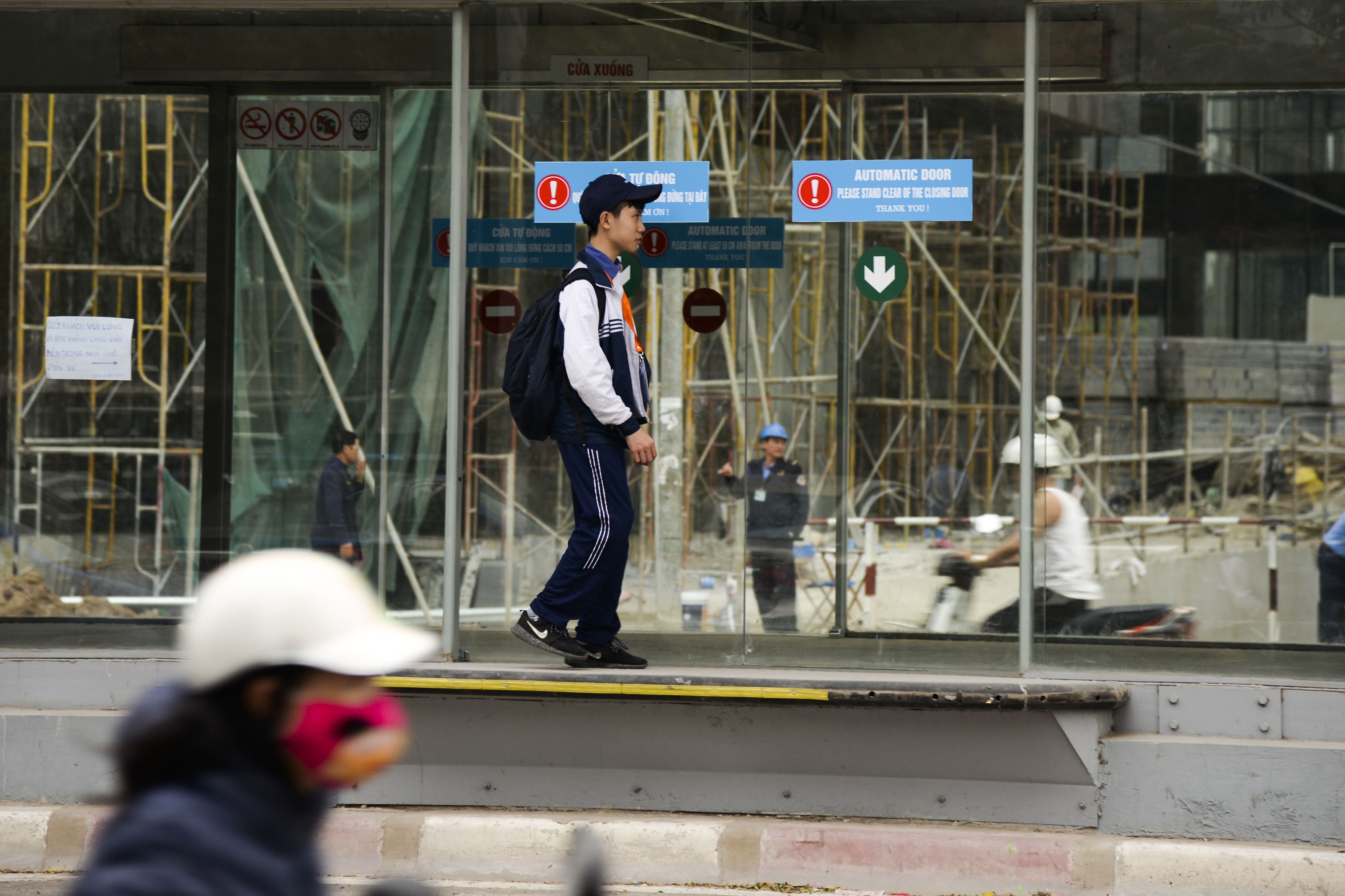 hành khách lúng túng tìm lối ra vào BRT ảnh 10 hanh khach lung tung tim loi ra vao BRT anh 10