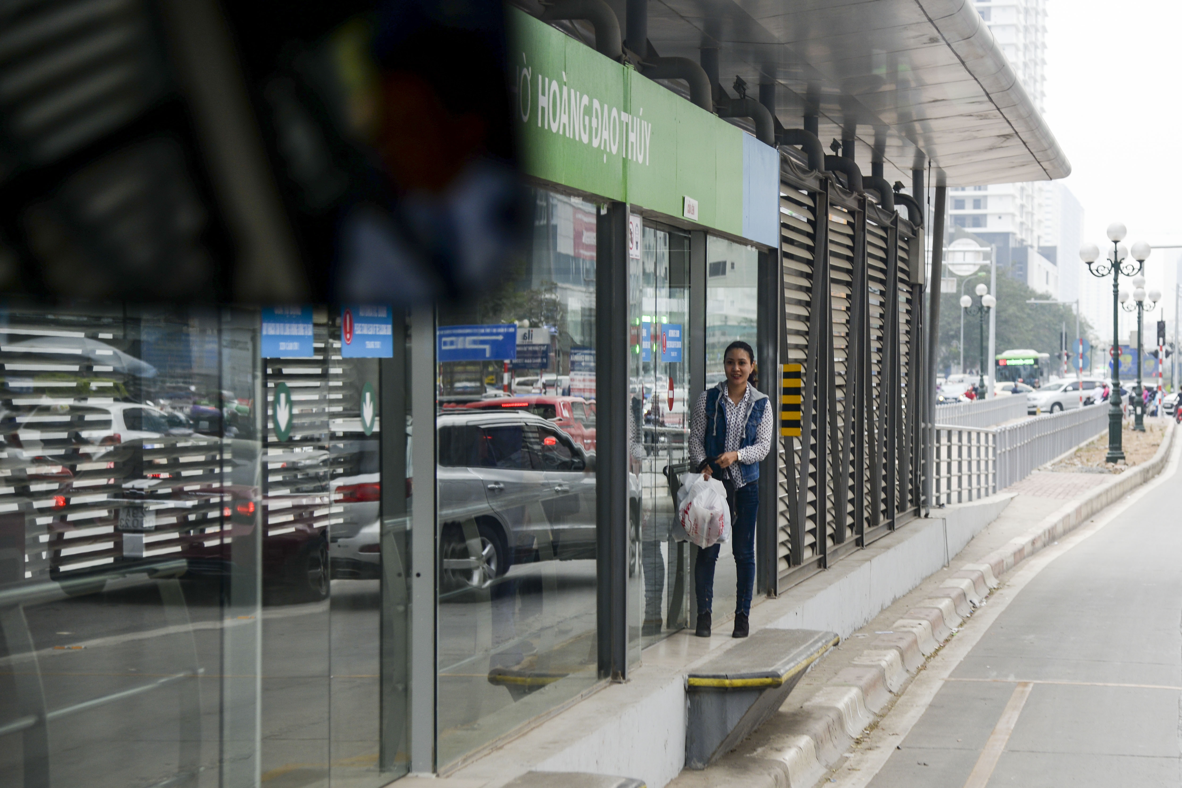 hành khách lúng túng tìm lối ra vào BRT ảnh 3 hanh khach lung tung tim loi ra vao BRT anh 3