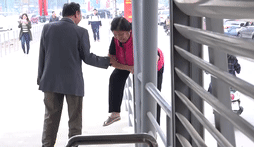 Hanh khach treo rao, di lai lon xon o nha cho BRT hinh anh