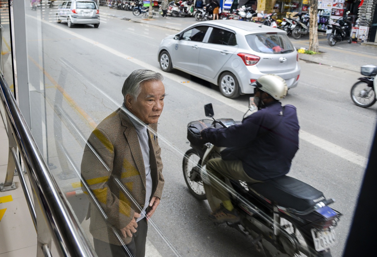 Hanh khach lung tung tim loi ra vao nha cho buyt nhanh BRT hinh anh