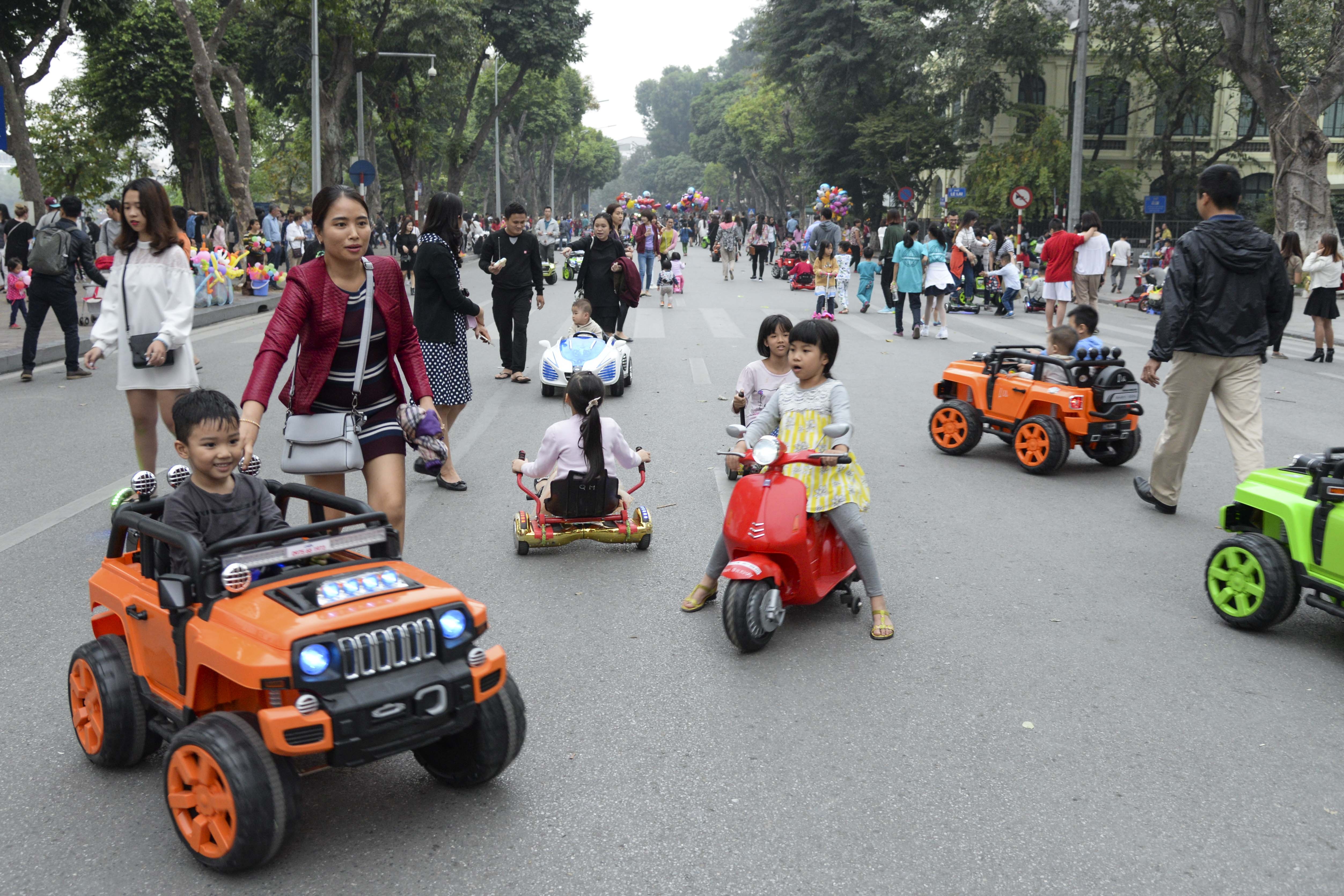 xe o to dien la liet tren pho di bo anh 11