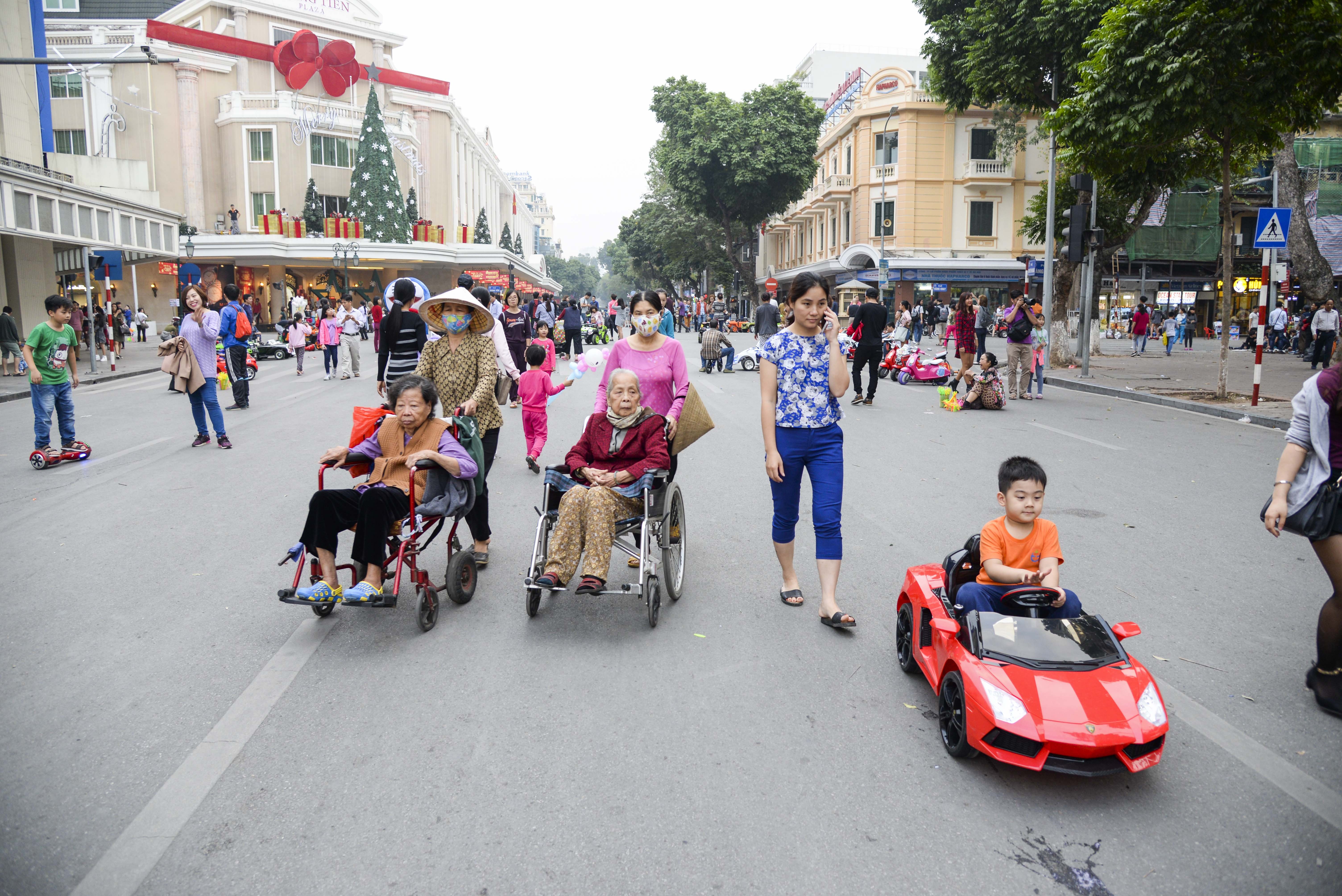 xe o to dien la liet tren pho di bo anh 4