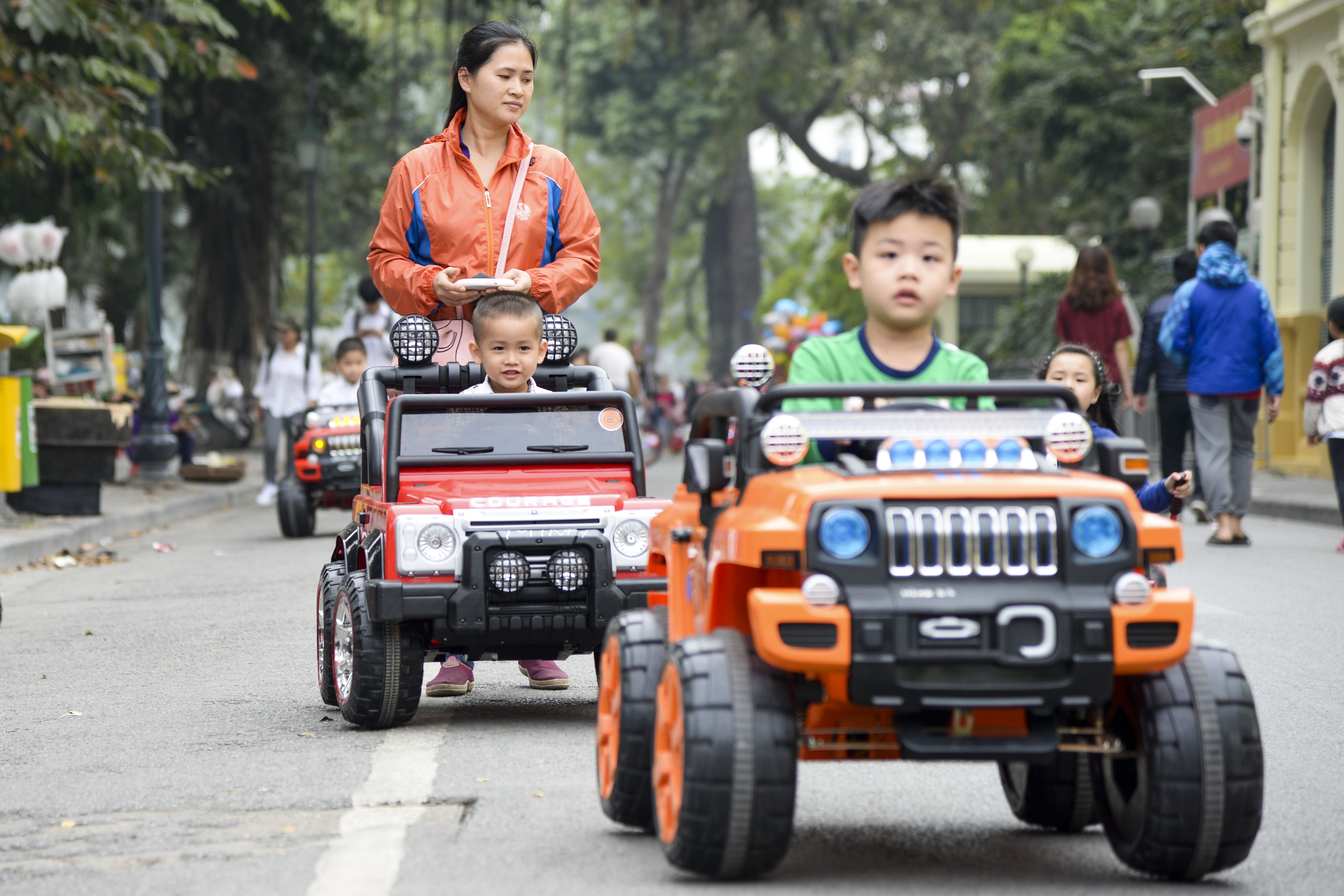 xe o to dien la liet tren pho di bo anh 5