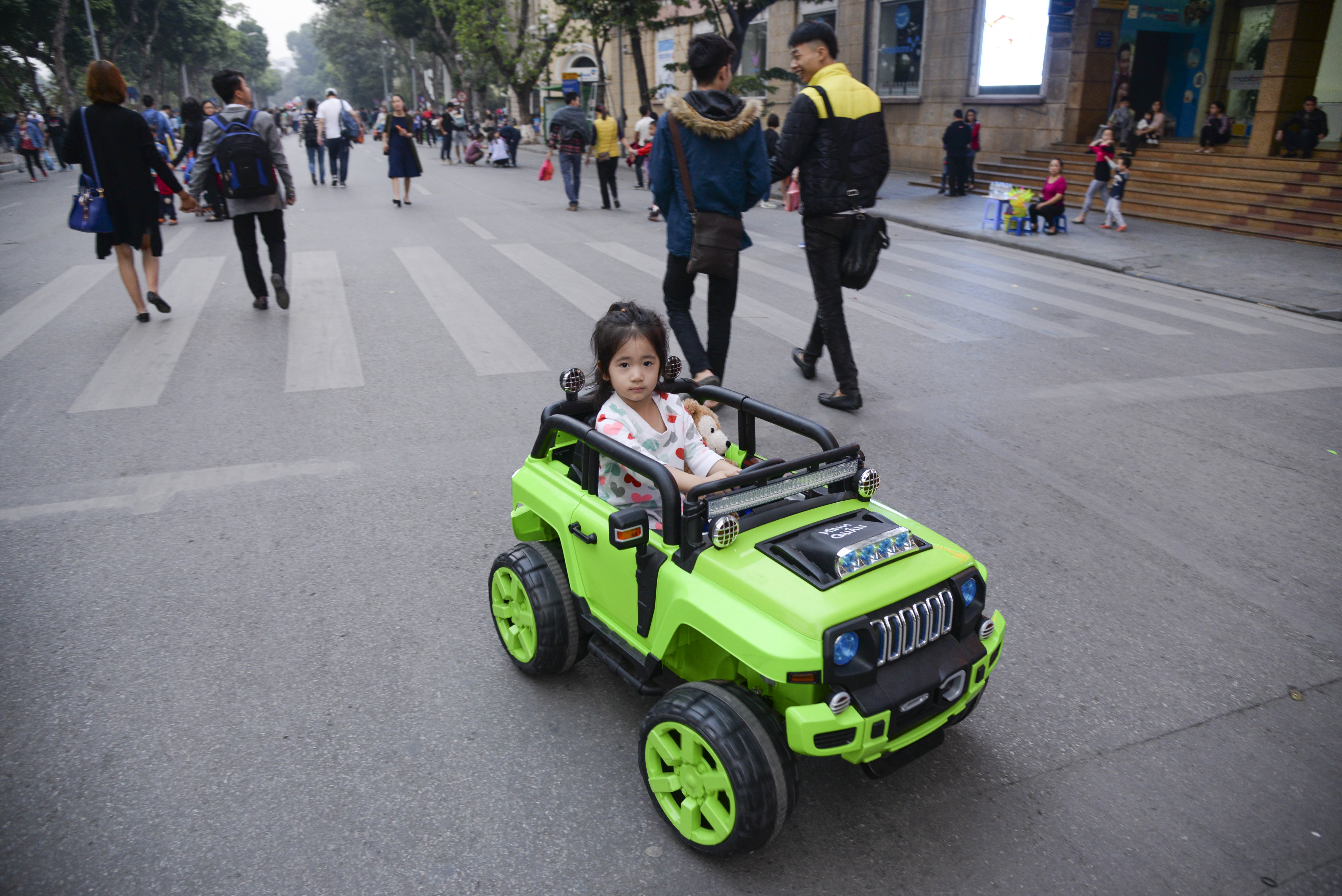 xe o to dien la liet tren pho di bo anh 7