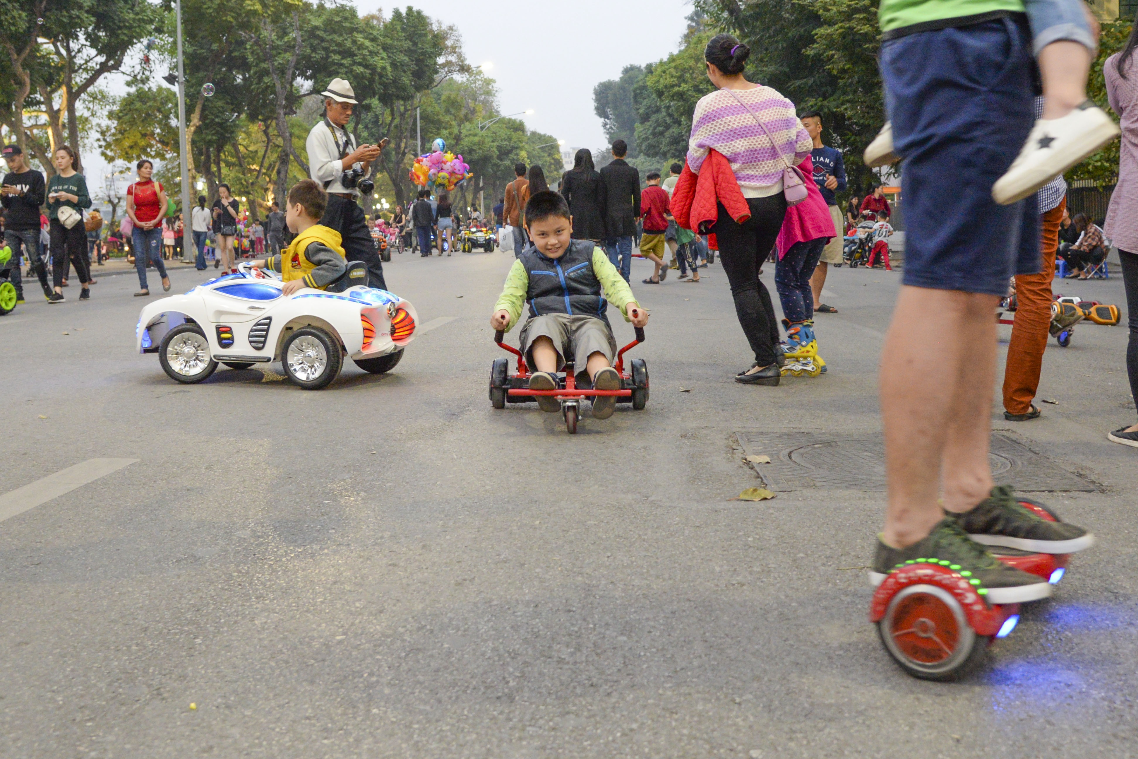 xe o to dien la liet tren pho di bo anh 8