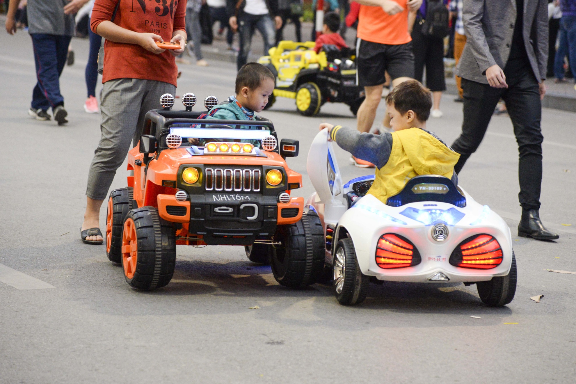 xe o to dien la liet tren pho di bo anh 9