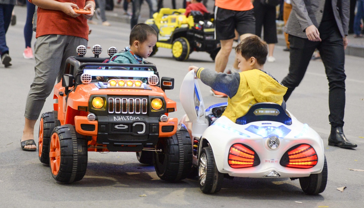 Oto do choi, xe dien can bang 'dua toc do' tren pho di bo hinh anh