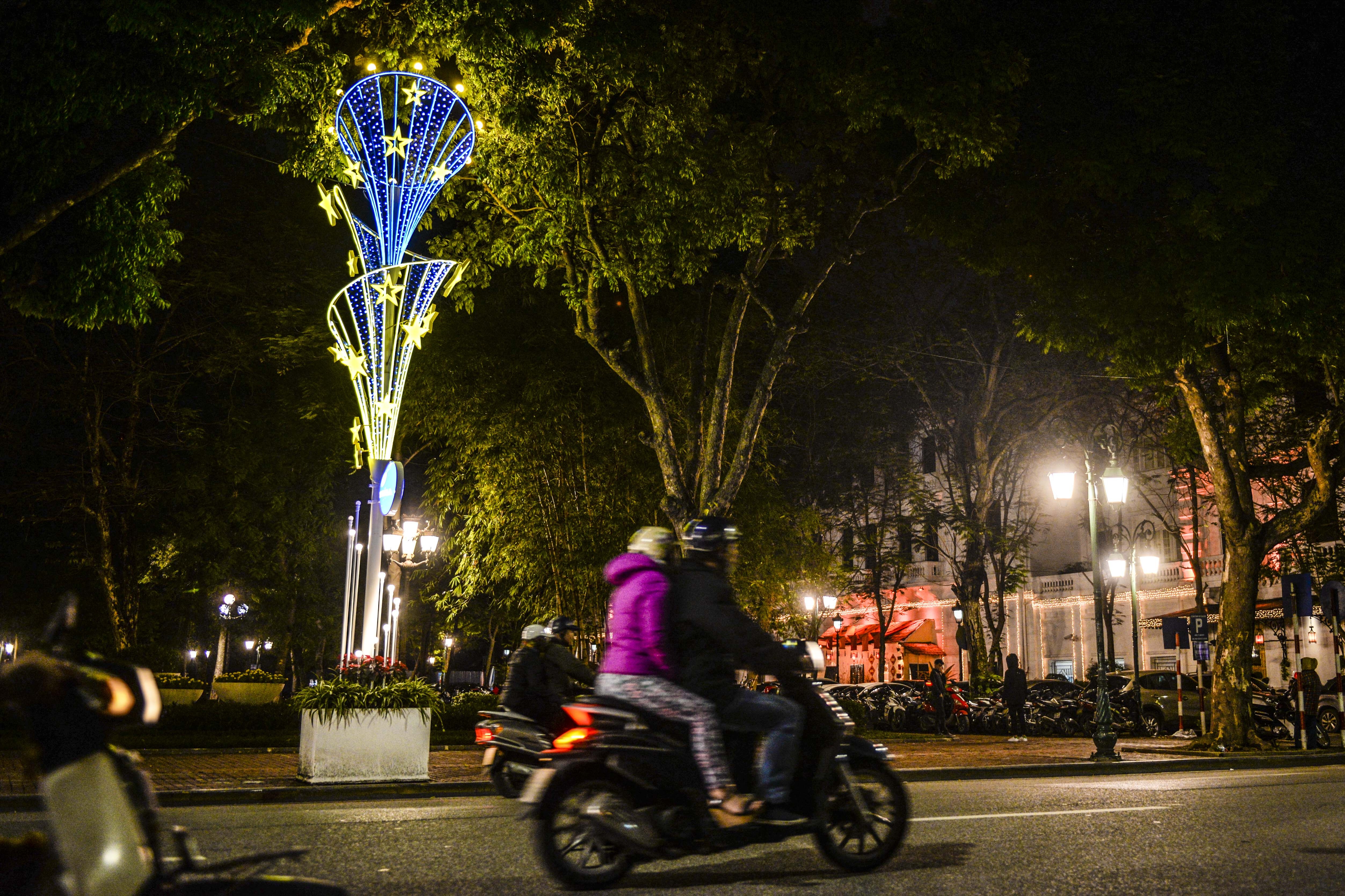 Ha Noi trang tri chao don nam moi anh 2