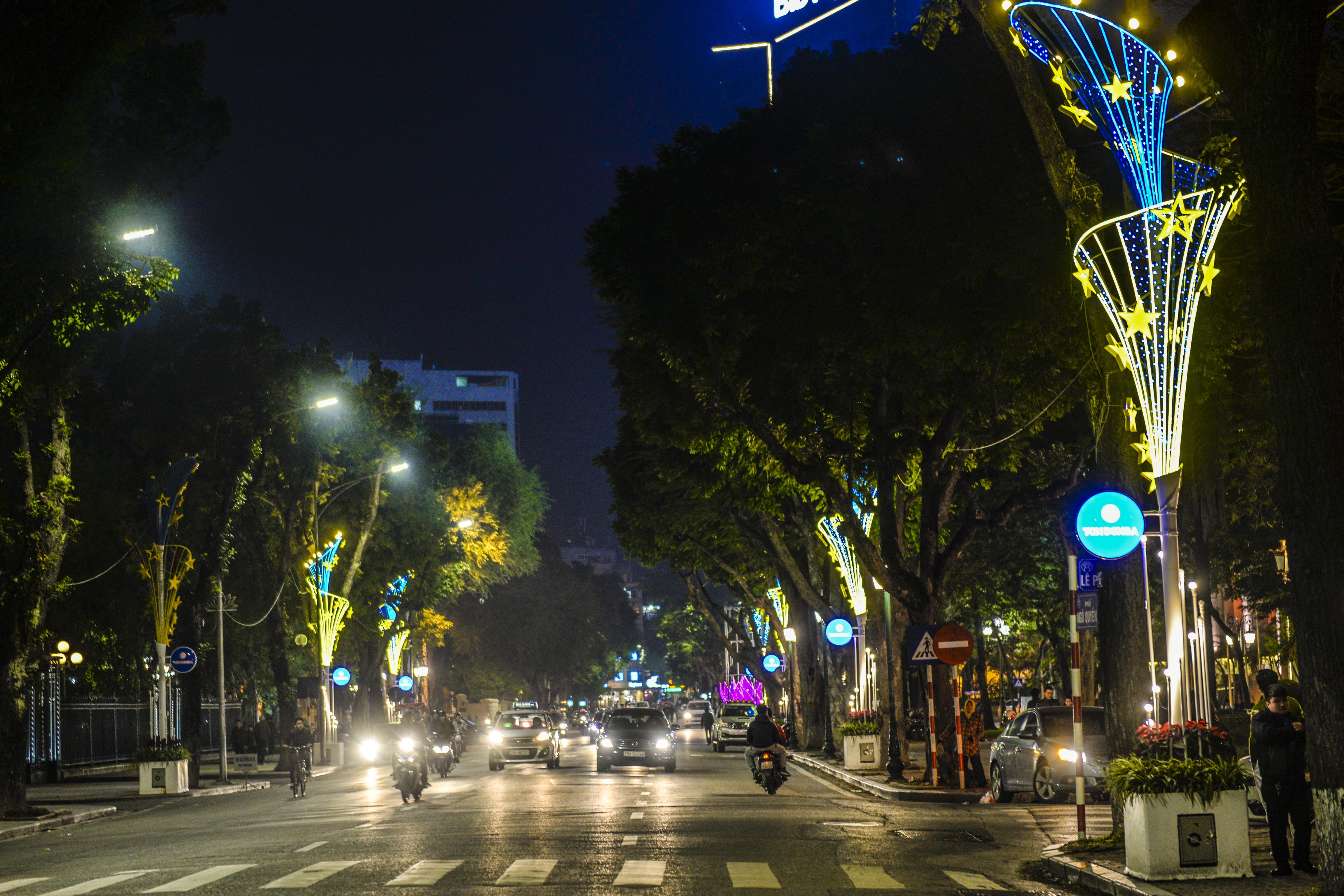 Ha Noi trang tri chao don nam moi anh 5