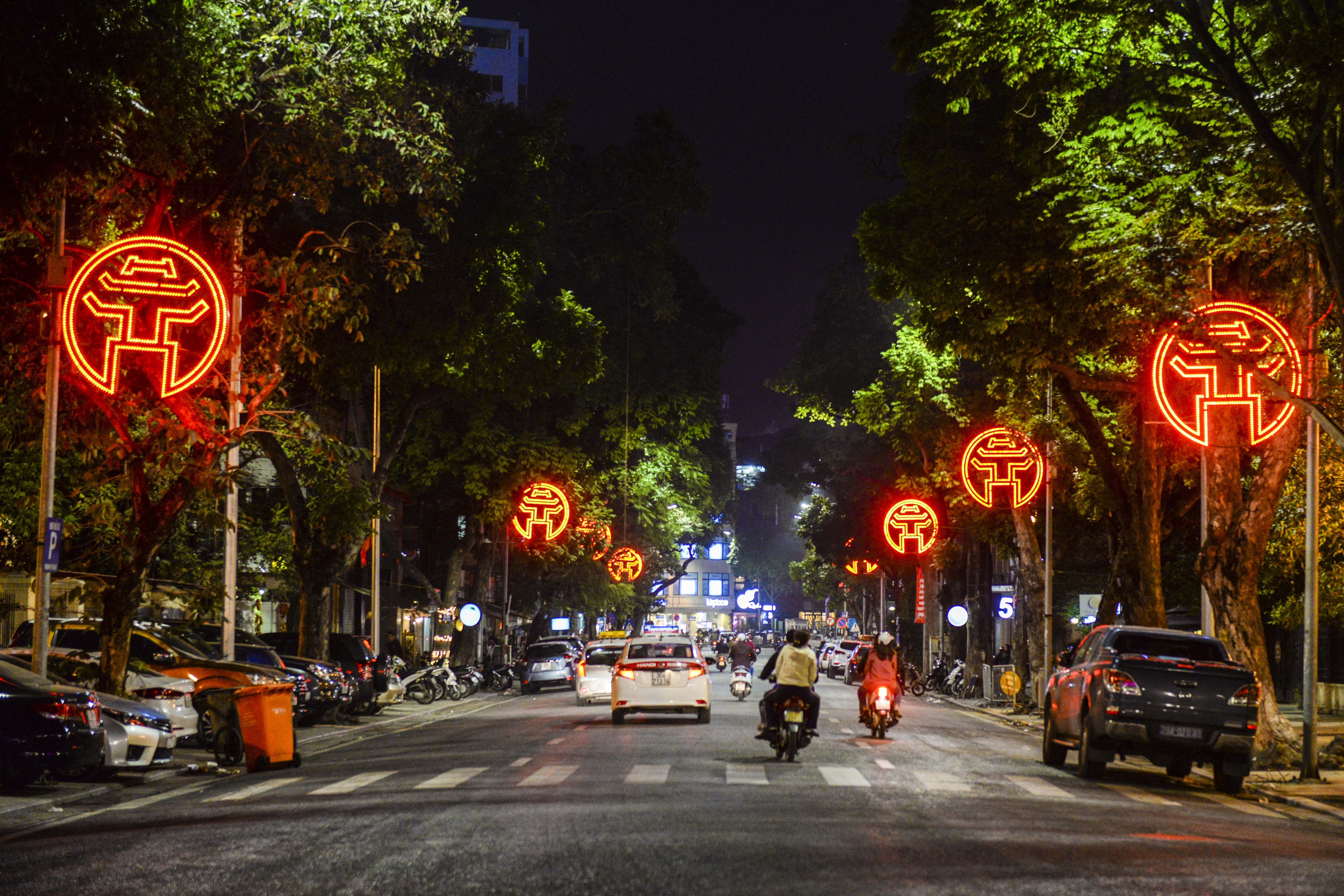Ha Noi trang tri chao don nam moi anh 6