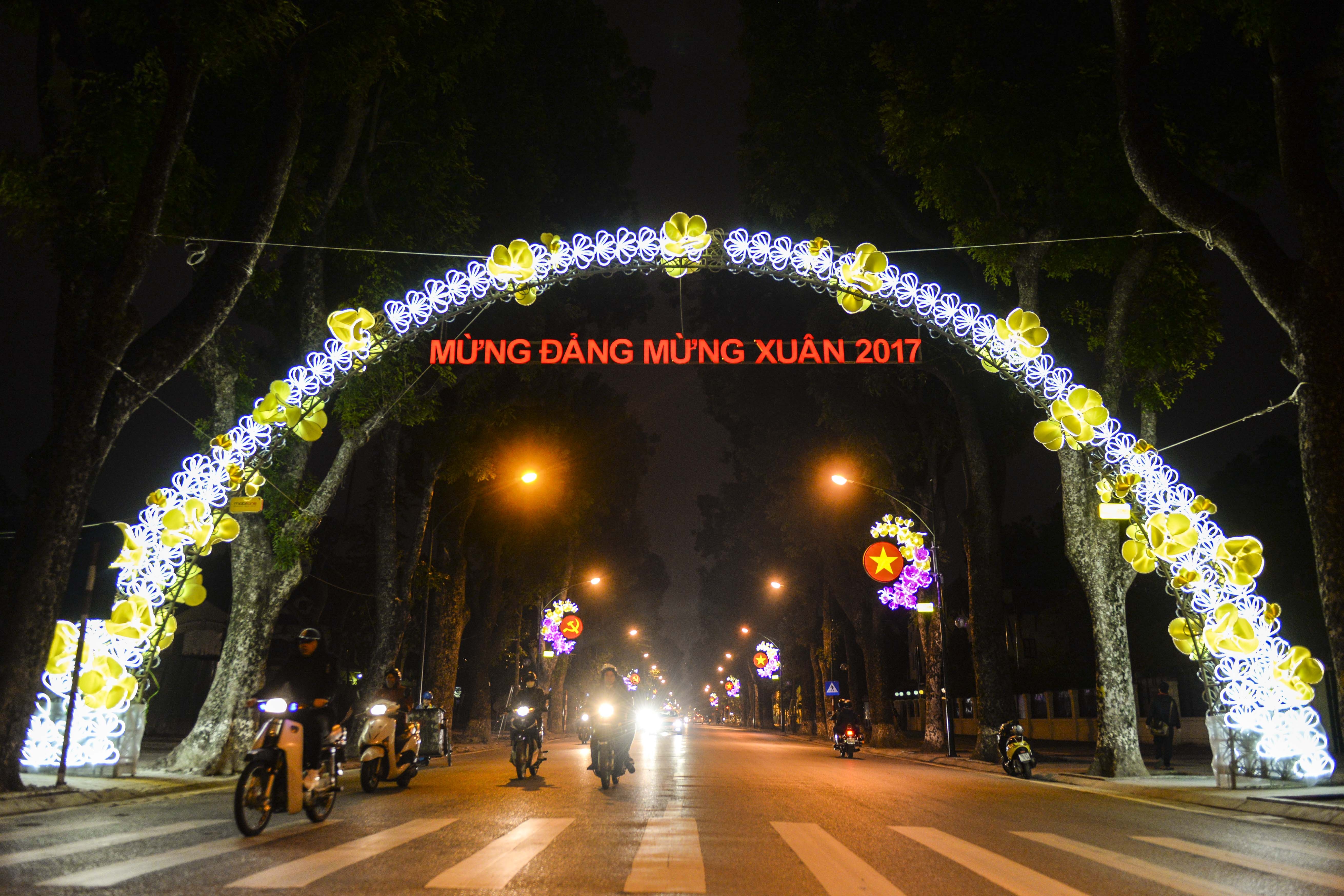 Ha Noi trang tri chao don nam moi anh 9