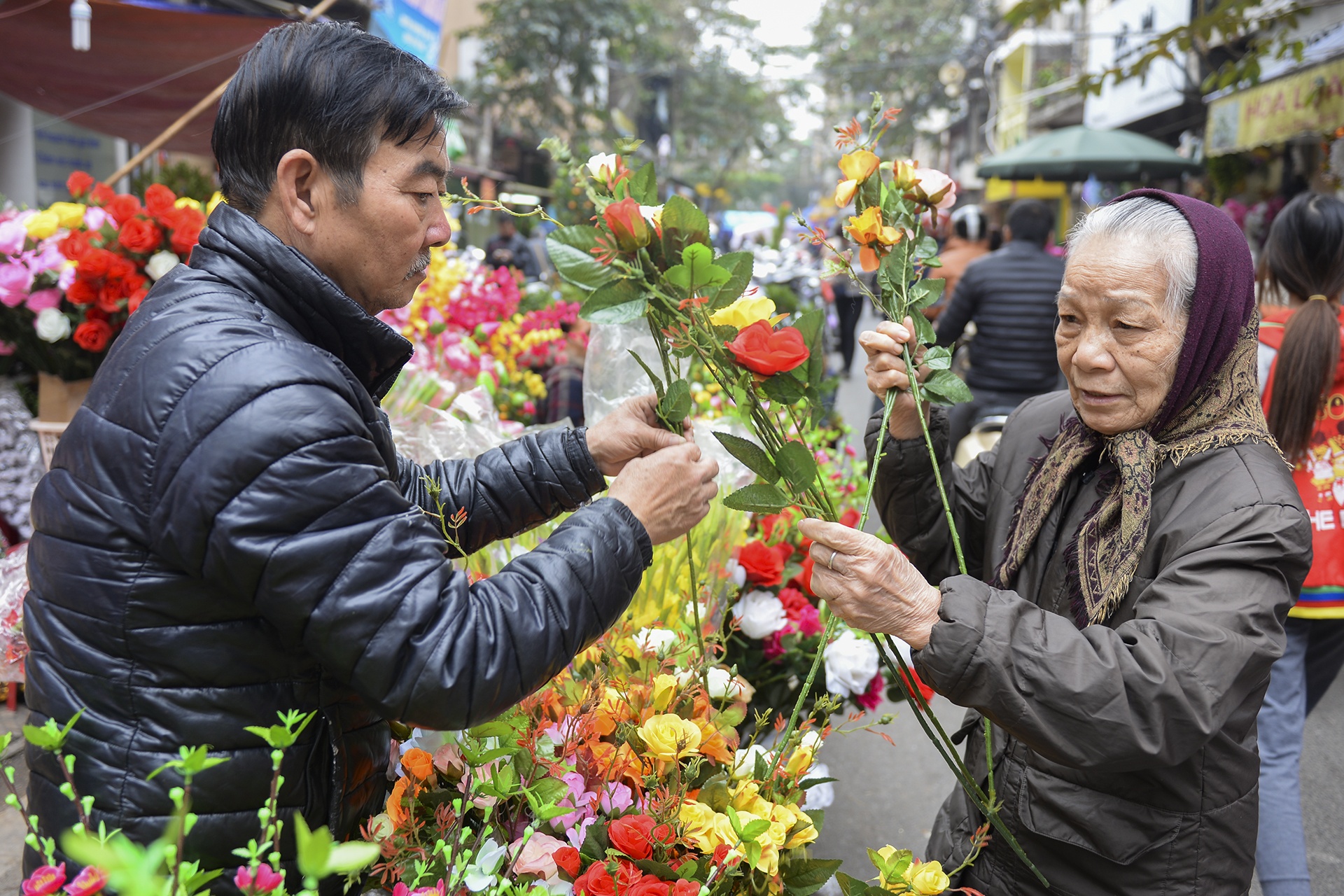 Cho hoa Hang Luoc tap nap nguoi mua sam anh 18