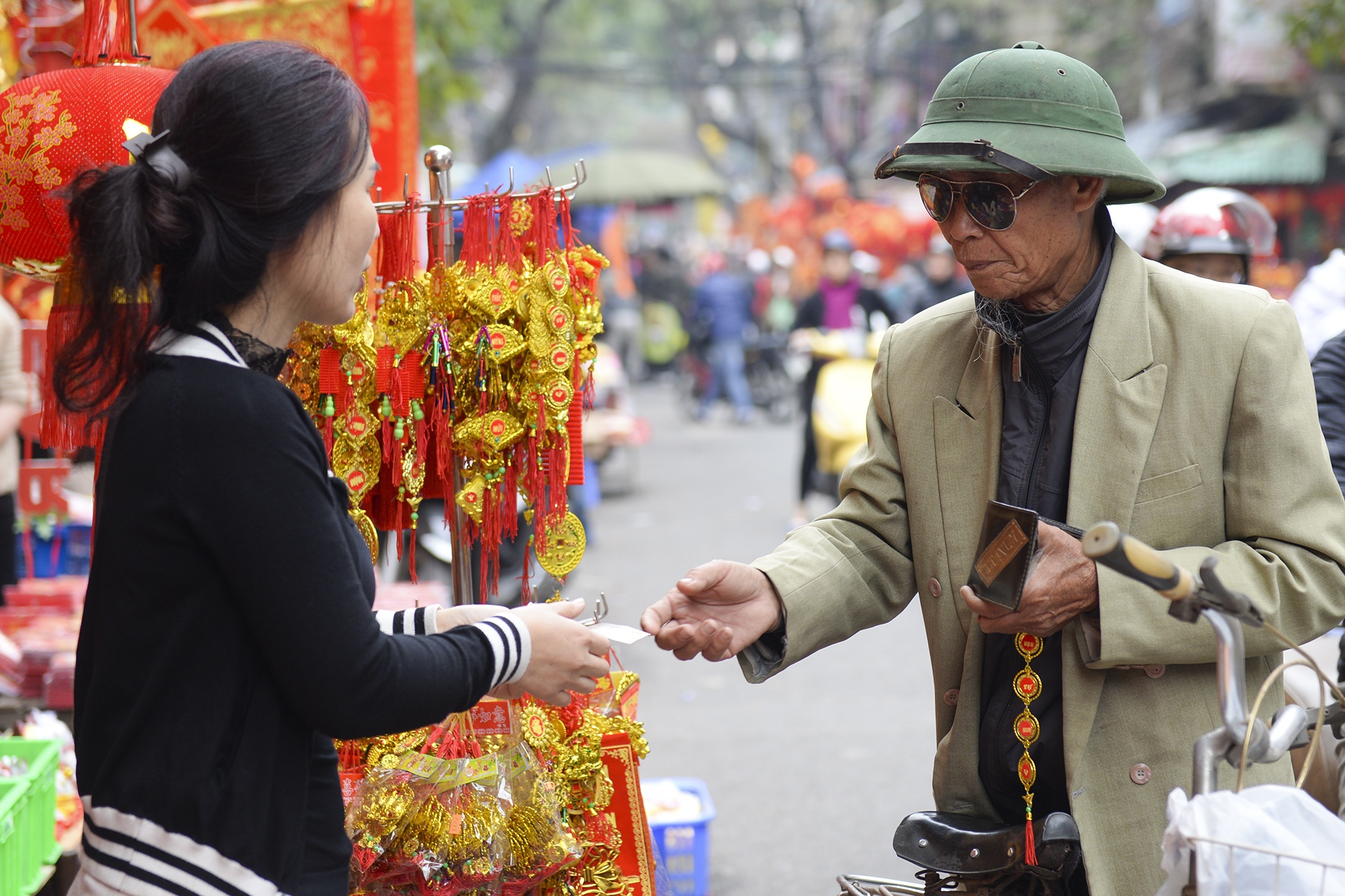 Cho hoa Hang Luoc tap nap nguoi mua sam anh 19