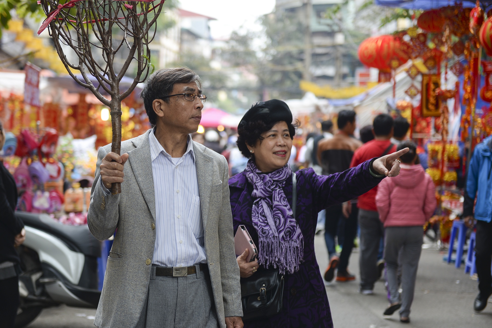 Cho hoa Hang Luoc tap nap nguoi mua sam anh 1