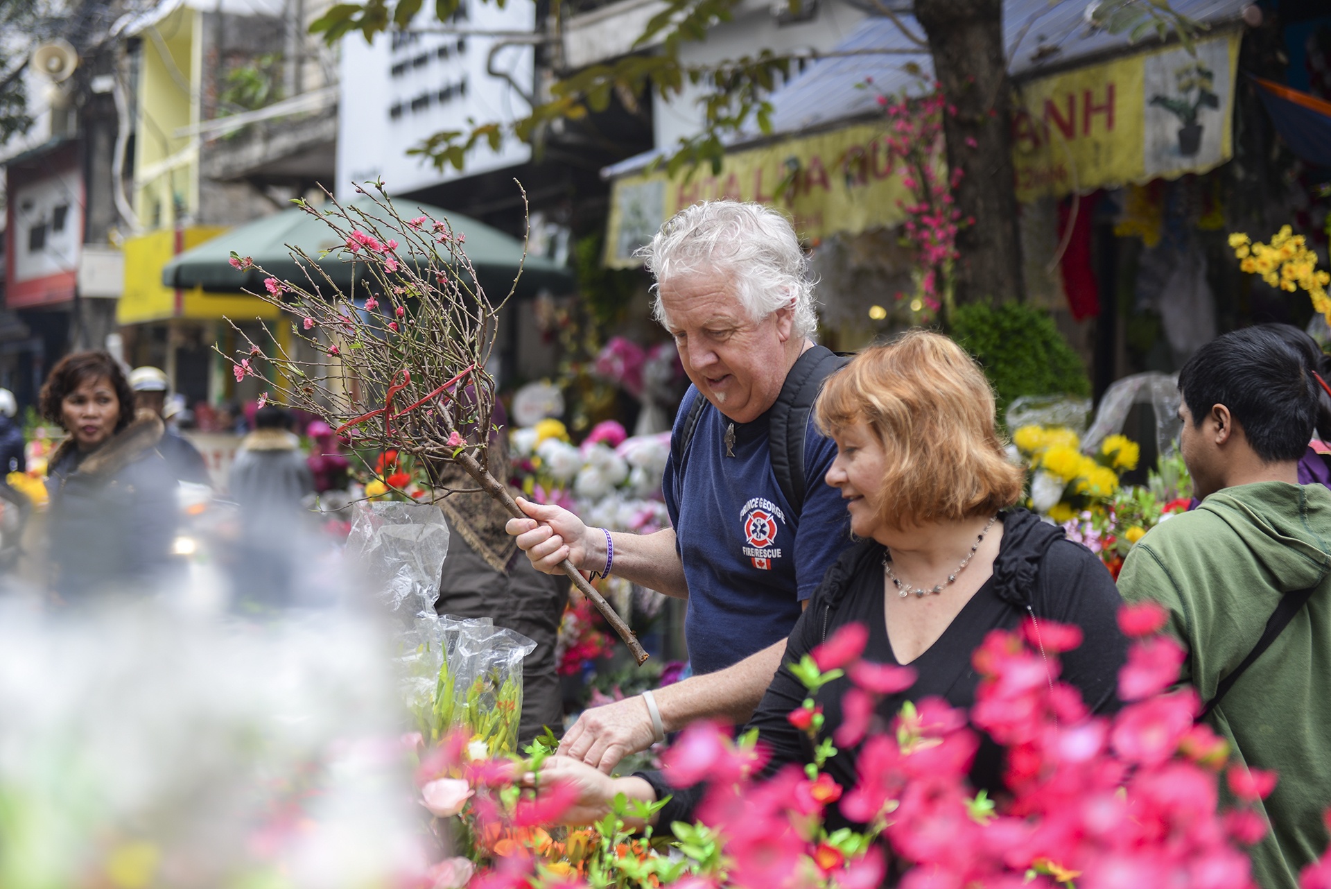 Cho hoa Hang Luoc tap nap nguoi mua sam anh 2