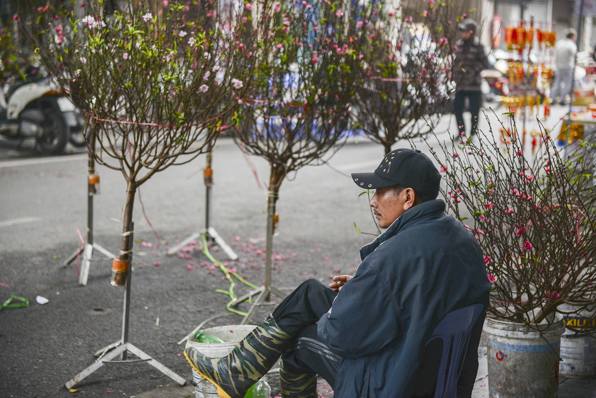 Cho hoa Hang Luoc tap nap nguoi mua sam anh 5