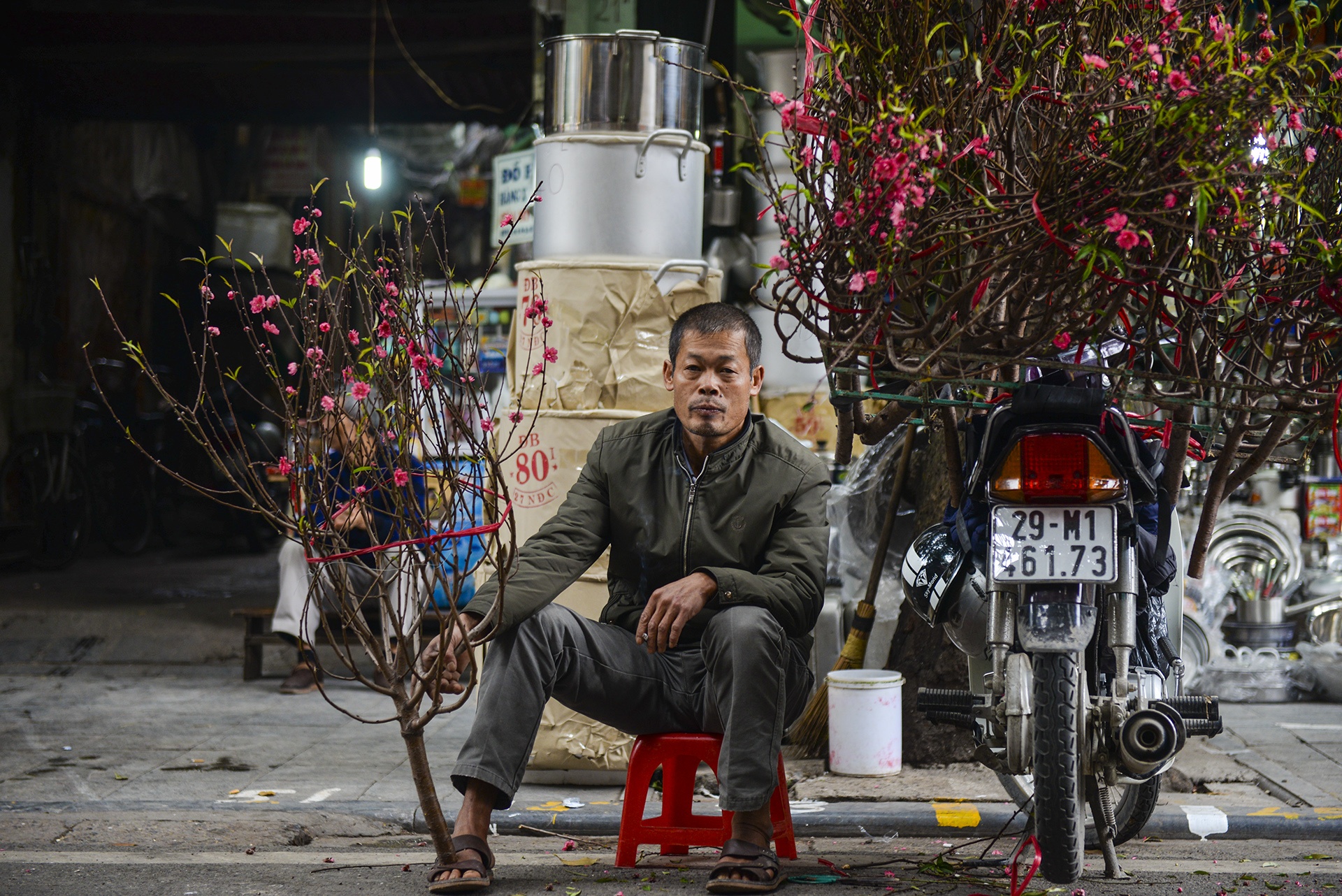 Cho hoa Hang Luoc tap nap nguoi mua sam anh 6