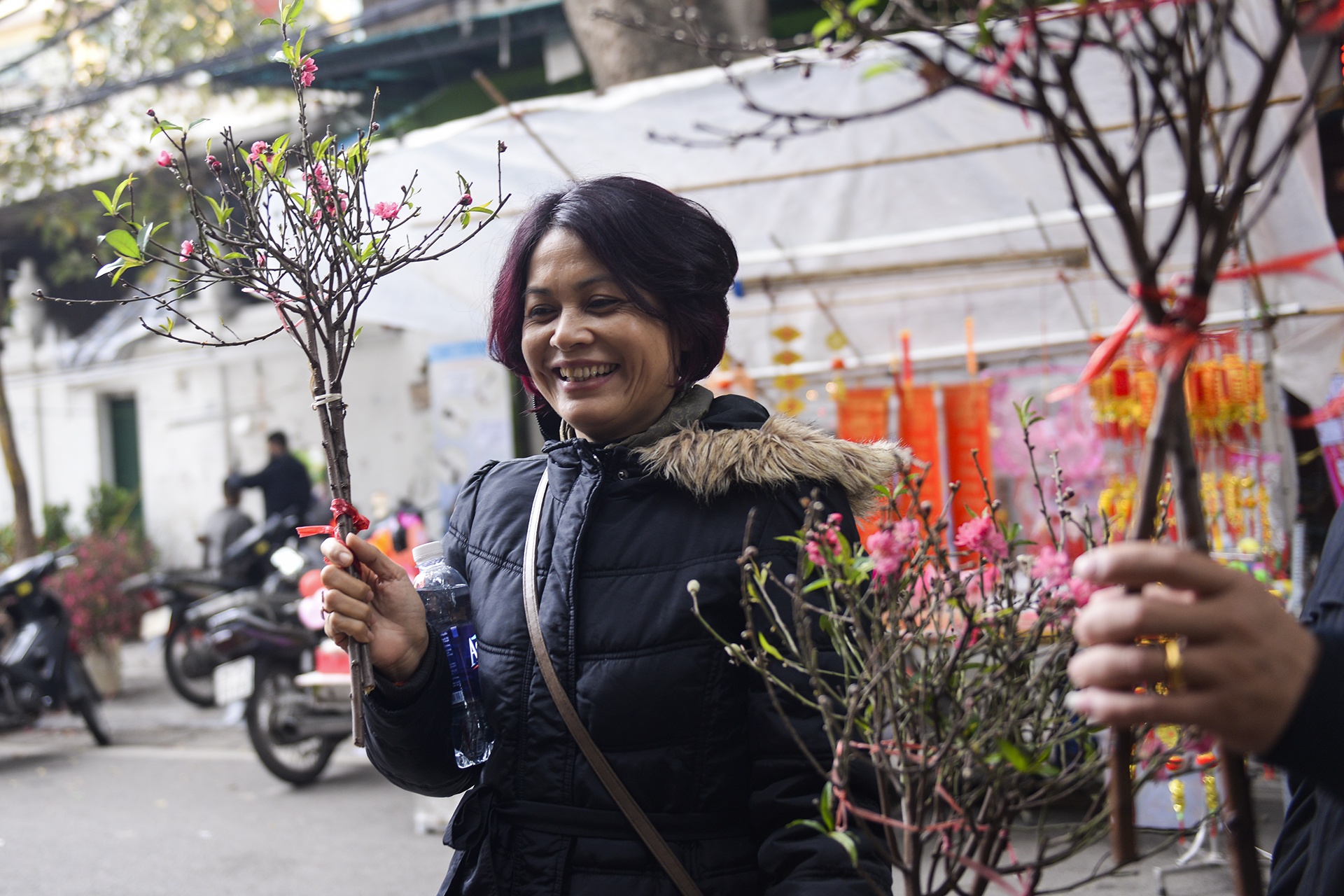 Cho hoa Hang Luoc tap nap nguoi mua sam anh 8