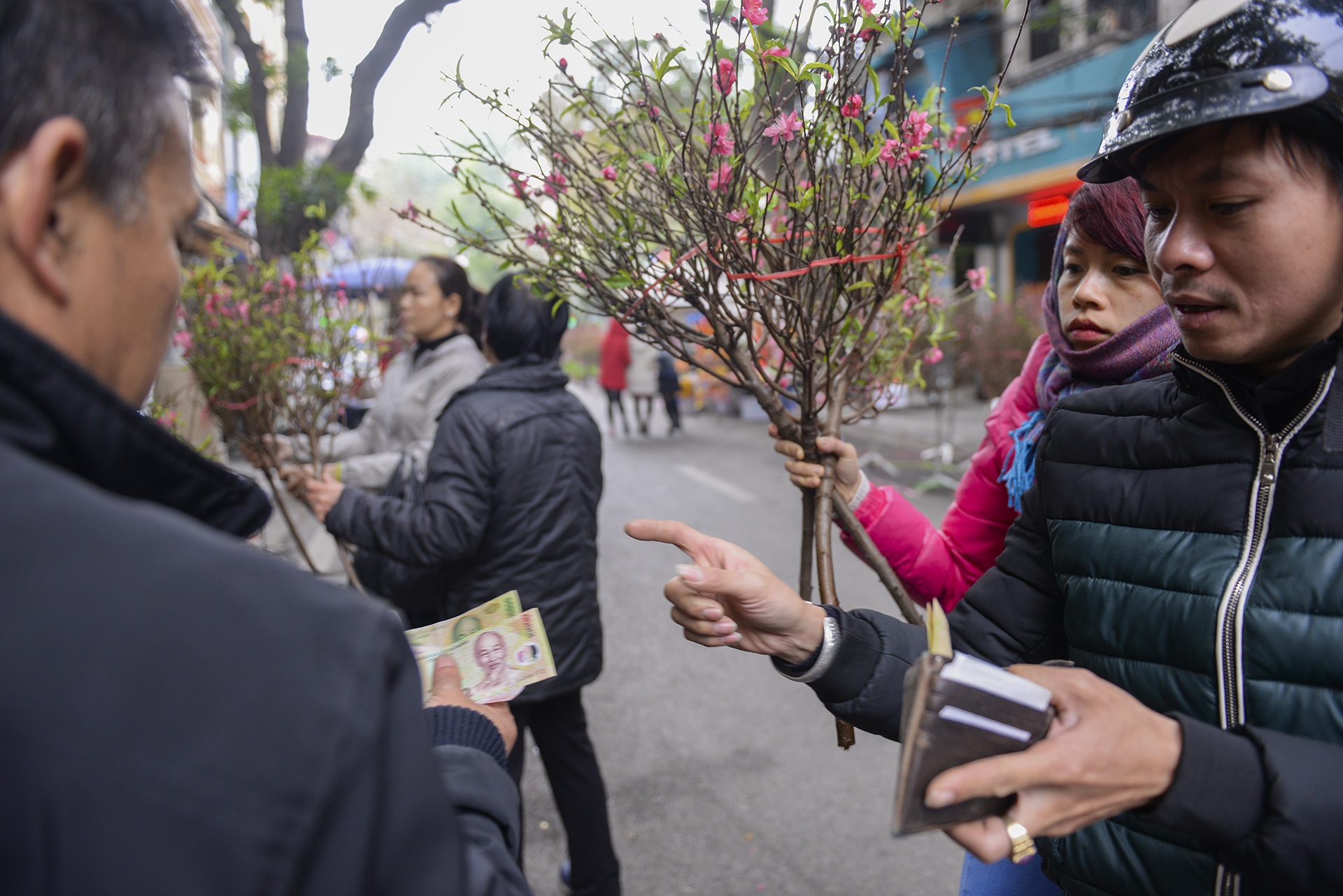 Cho hoa Hang Luoc tap nap nguoi mua sam anh 9