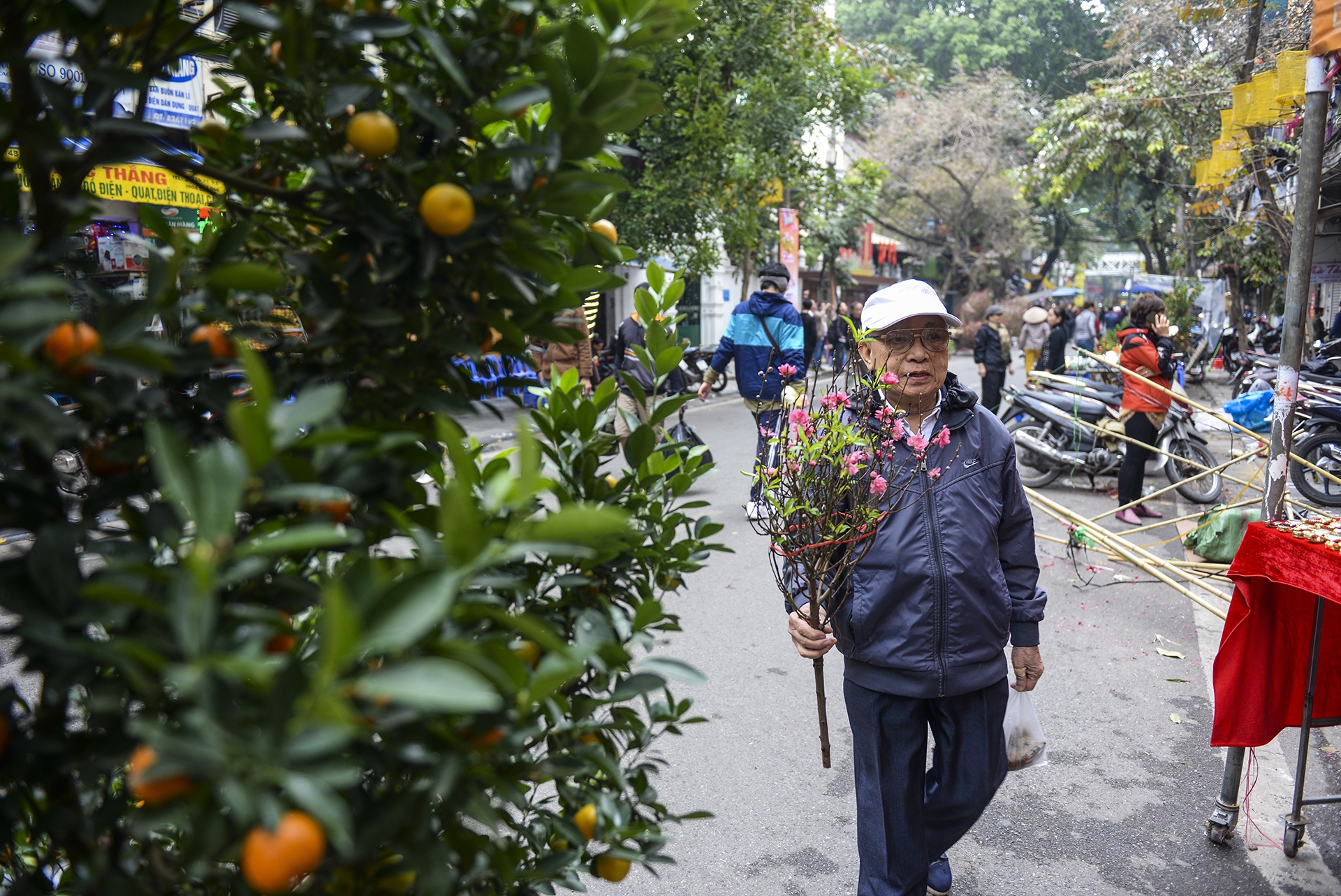 Cho hoa Hang Luoc tap nap nguoi mua sam anh 10