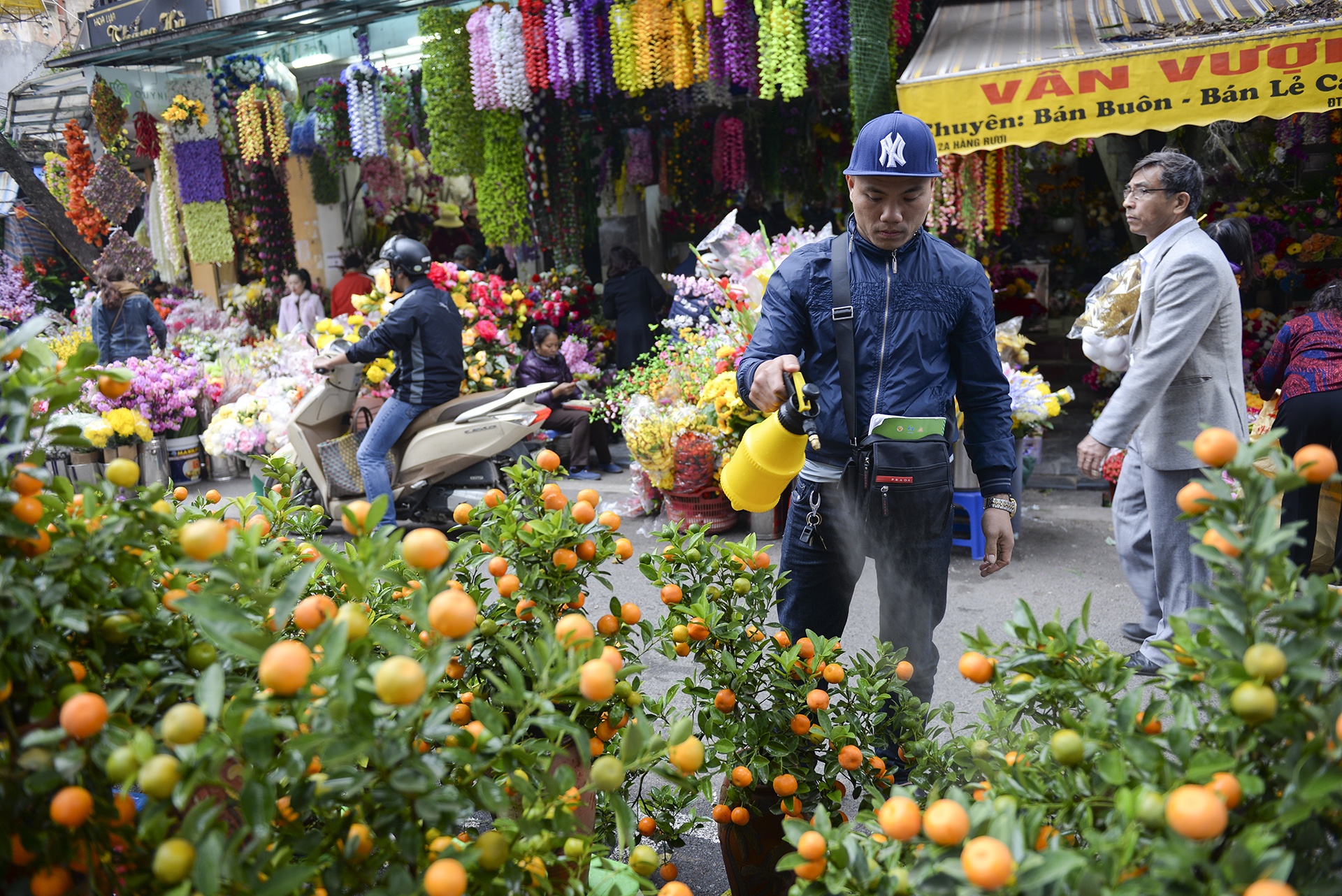 Cho hoa Hang Luoc tap nap nguoi mua sam anh 11