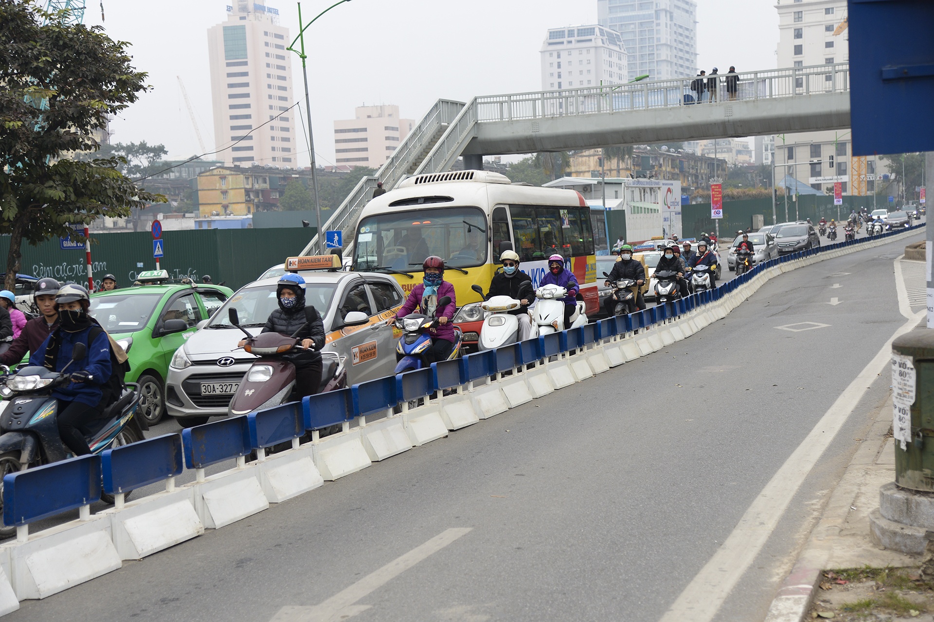 Lắp dải phân cách phục vụ tuyến buýt nhanh BRT ảnh 2 Lap dai phan cach phuc vu tuyen buyt nhanh BRT anh 2