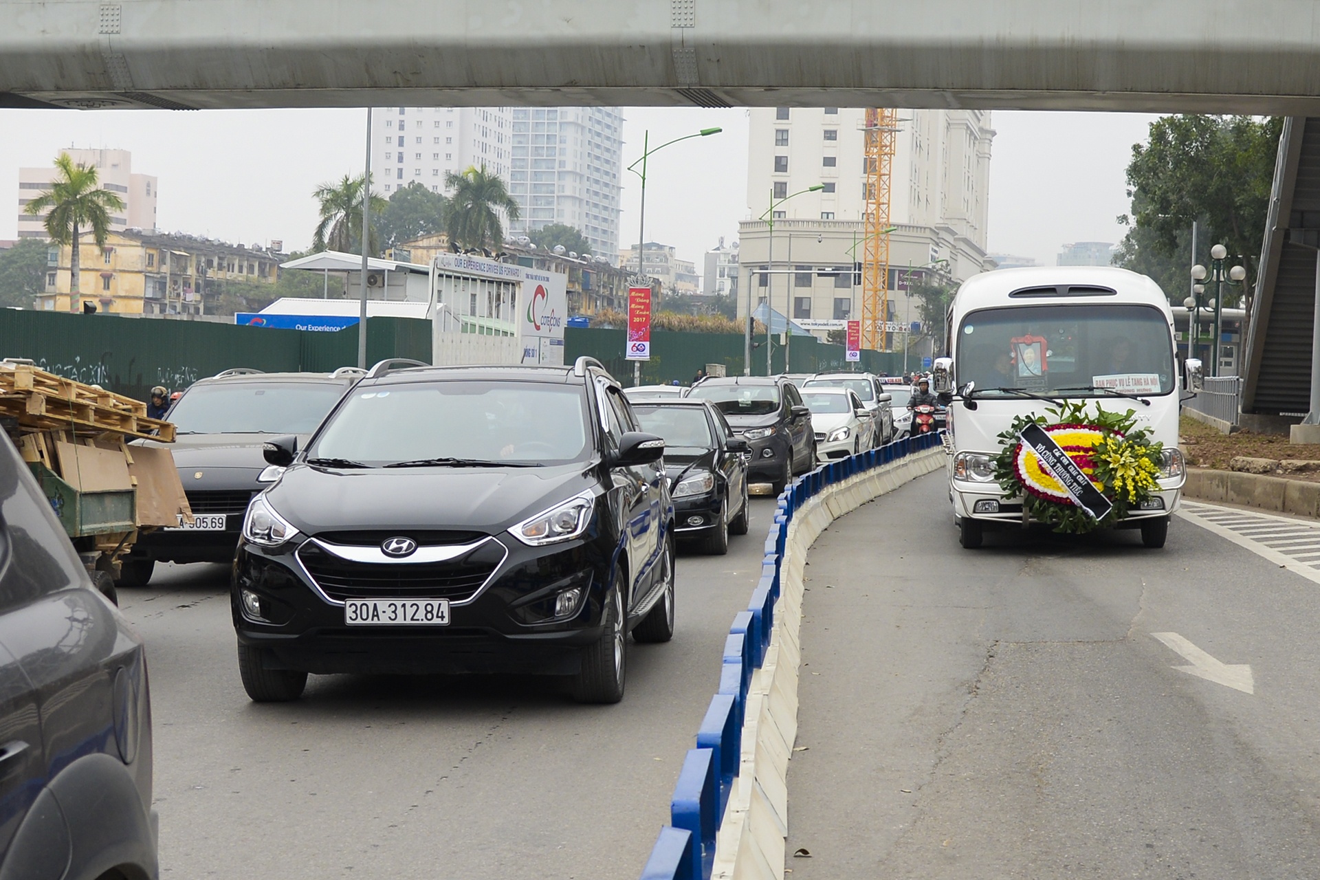 Lắp dải phân cách phục vụ tuyến buýt nhanh BRT ảnh 8 Lap dai phan cach phuc vu tuyen buyt nhanh BRT anh 8