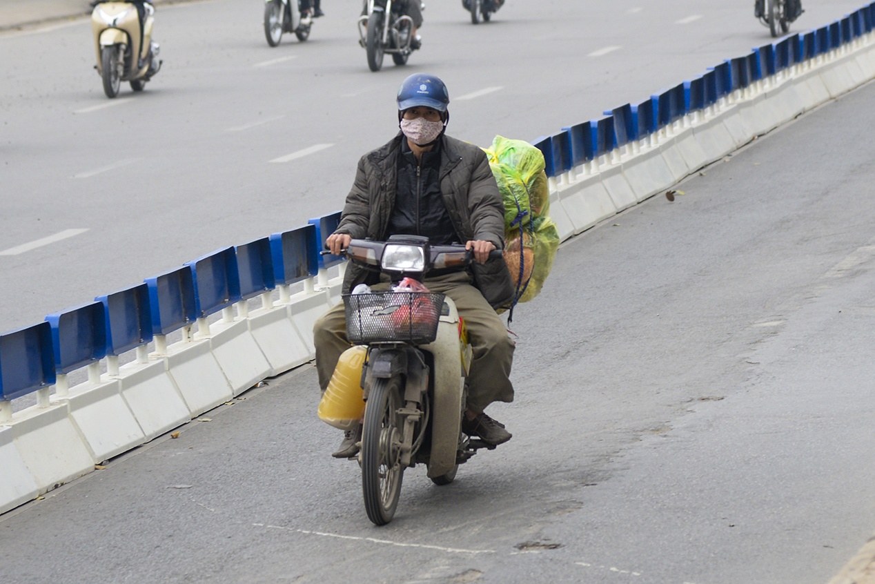 Oto, xe may phong toc do trong lan buyt nhanh du duong vang hinh anh