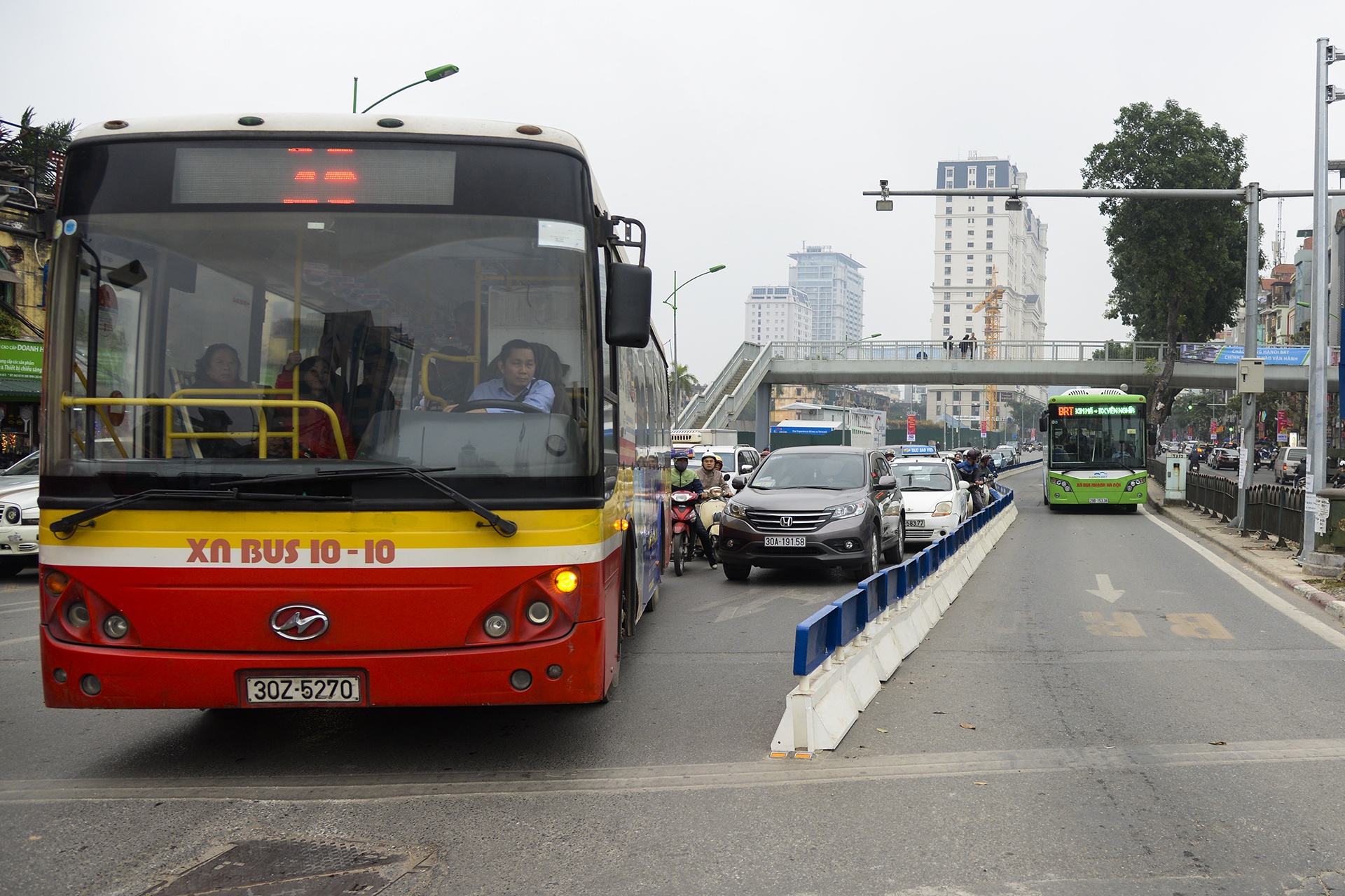 Lắp dải phân cách phục vụ tuyến buýt nhanh BRT ảnh 1 Lap dai phan cach phuc vu tuyen buyt nhanh BRT anh 1