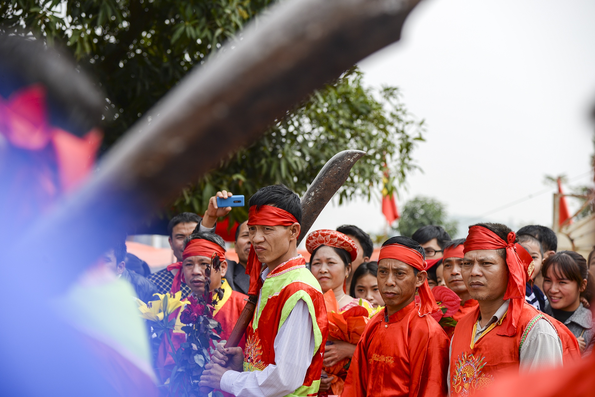 Lang Nem Thuong dung rap, hang rao chem lon kin hinh anh