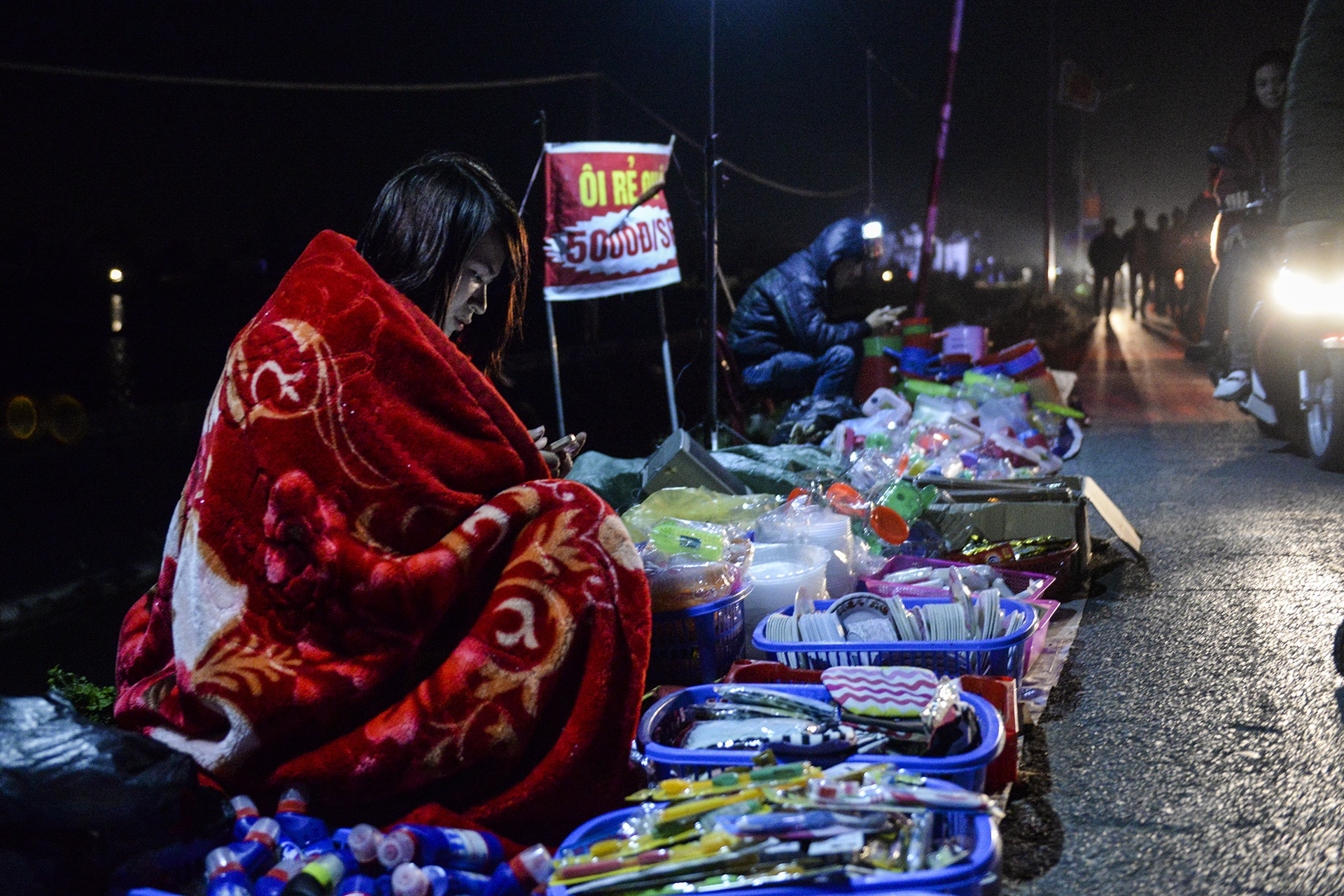 Quang chan ban hang, doi mua di le chua o cho Vieng hinh anh