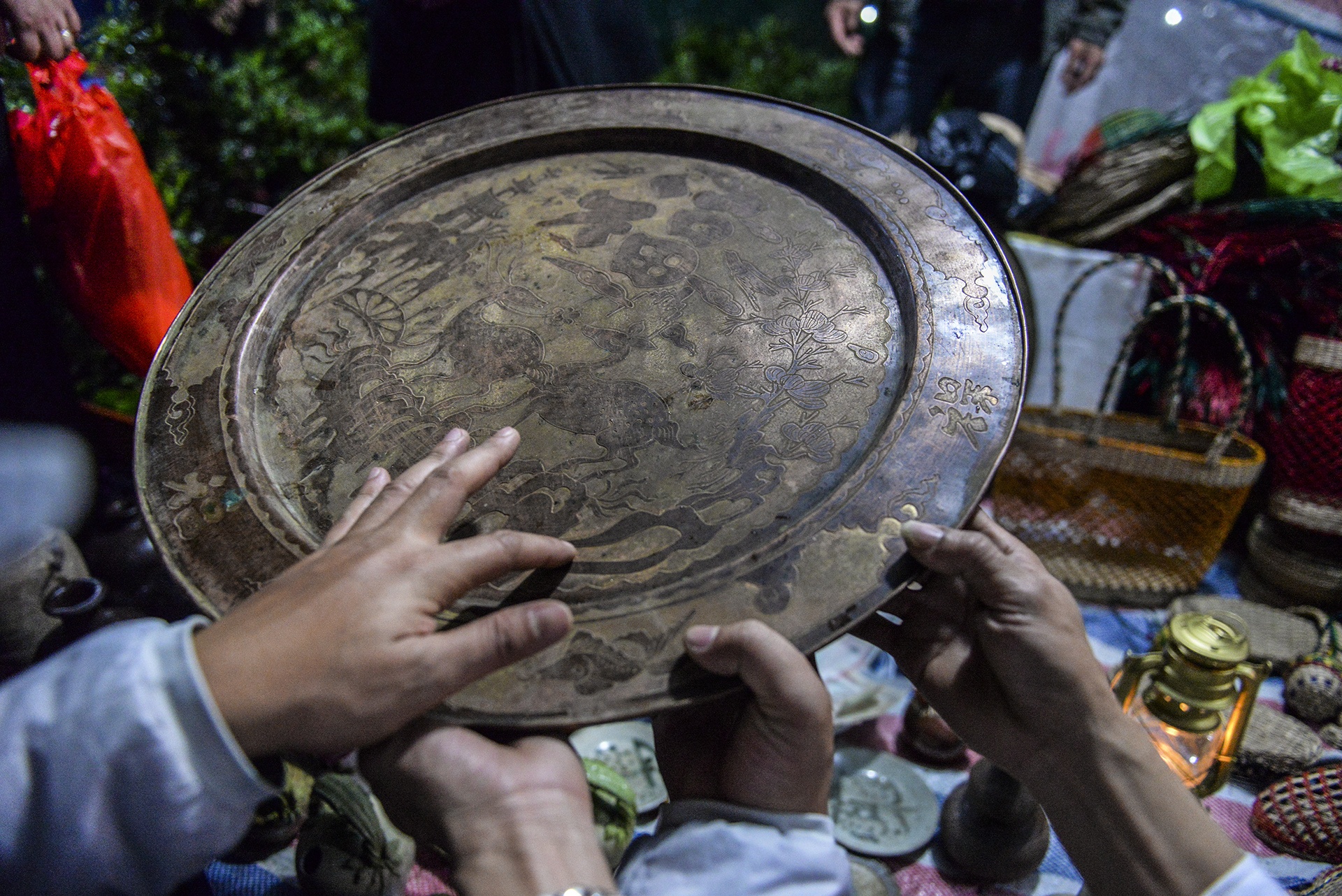 Da quy, mam dong trong phien cho Vieng luc nua dem hinh anh