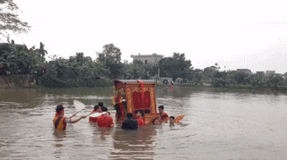 Kieu bi lat suyt chim khi loi ao trong le ruoc hinh anh